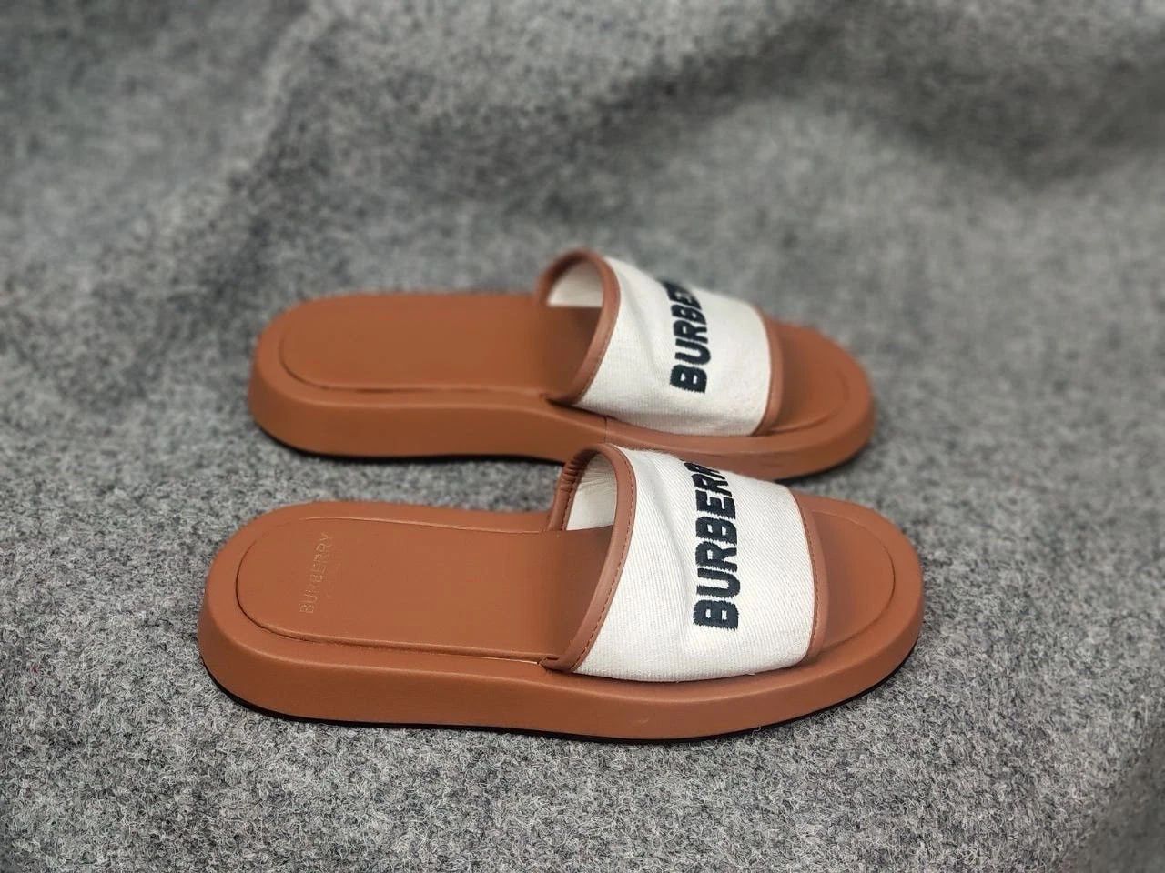Burberry Burberry Buckingham Brown Logo Slides in Canvas & Leather Size US 9 / IT 39 - 5 Thumbnail