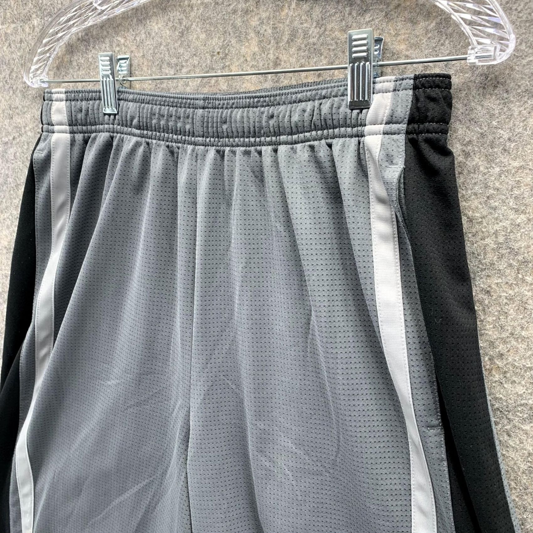 Reebok Reebok Shorts Men Medium Logo Grey Outdoors Athletic Basketball Gym CrossFit Casual Size US 31 - 4 Thumbnail