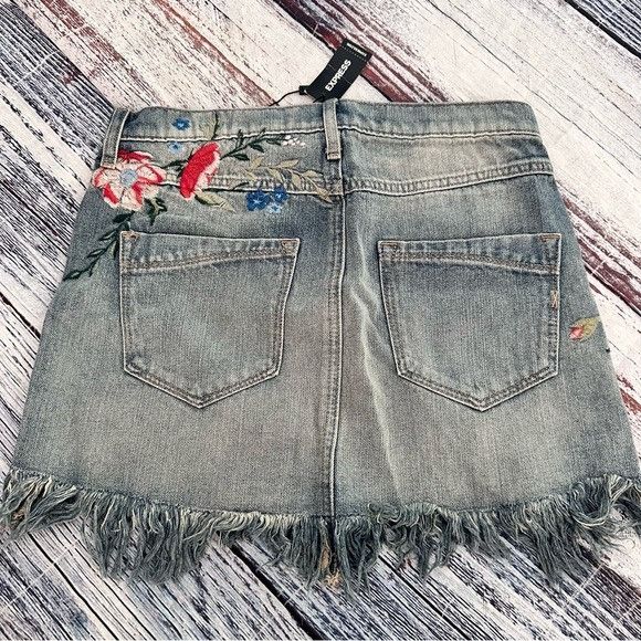 Express NWT Express Floral Embroidered Denim Mini Skirt $59 Size 25" / US 0 / IT 36 - 4 Thumbnail