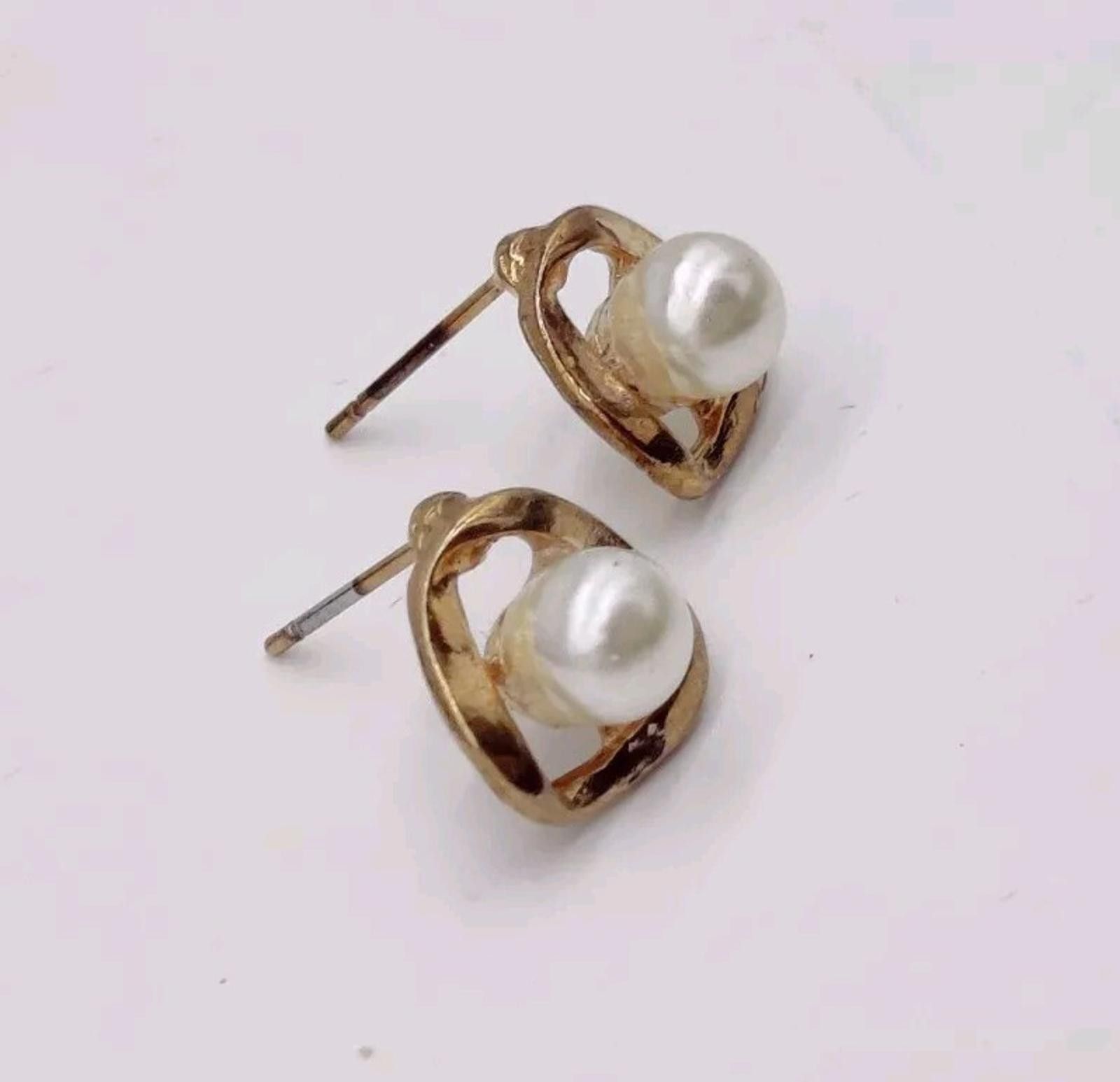 The Unbranded Brand Earrings Gold Triangle With Faux Pearl In Middle Pierced Stu Size ONE SIZE - 2 Thumbnail