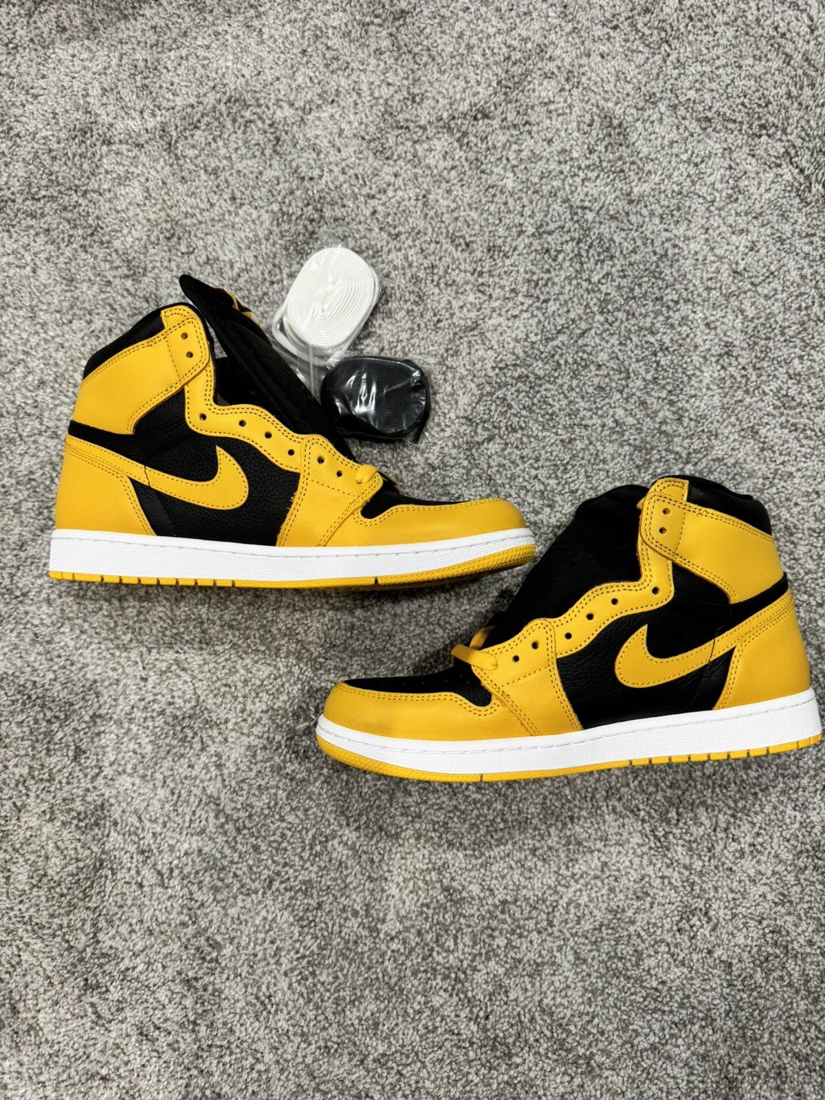 Nike Air Jordan 1 Retro High OG “Taxi” Size US 10 / EU 43 - 3 Thumbnail