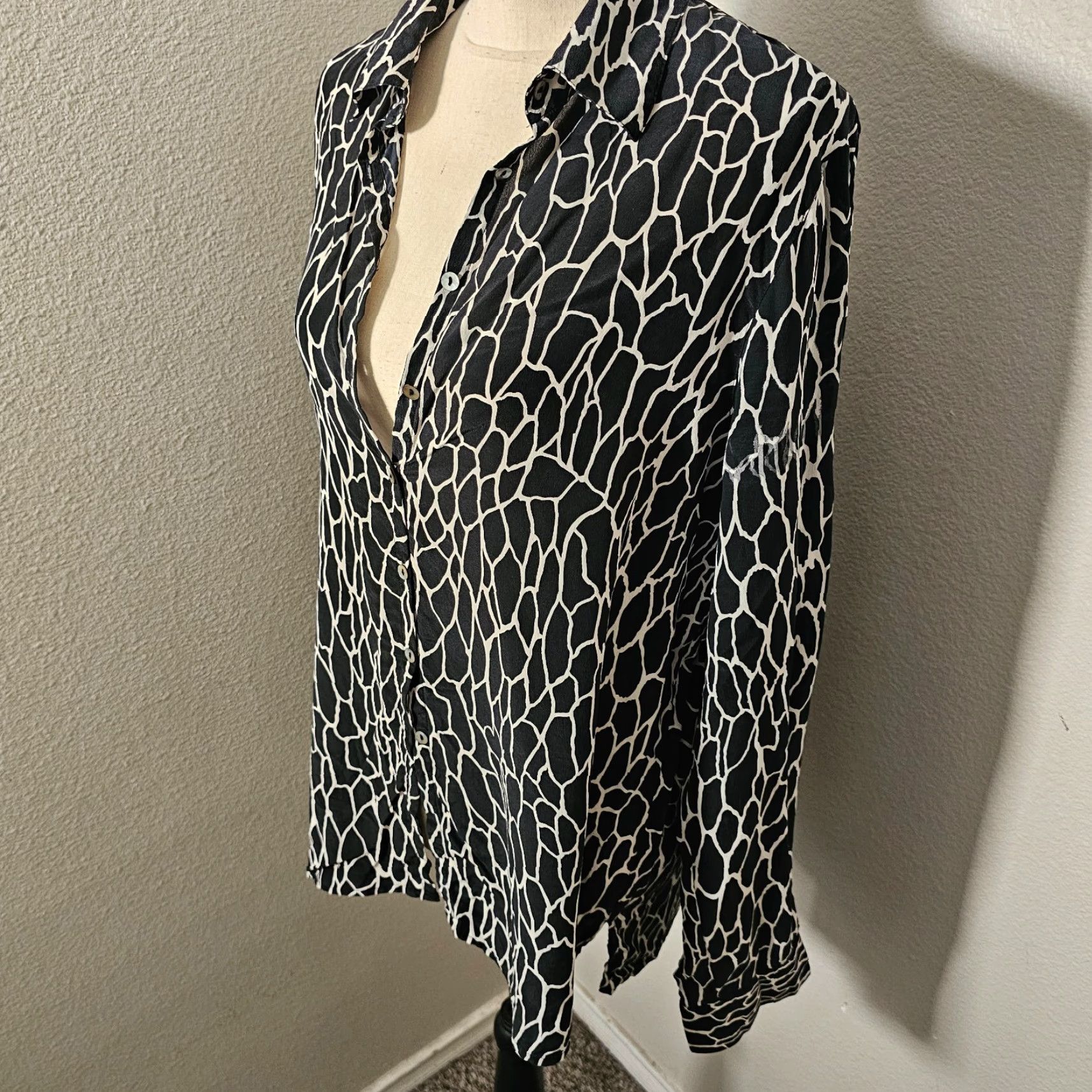 Vintage VINTAGE Allison Taylor Shirt Blouse Women's M Black & White Silk Geometric Print Geometric Blouse 90s Womens Size M / US 6-8 / IT 42-44 - 2 Thumbnail