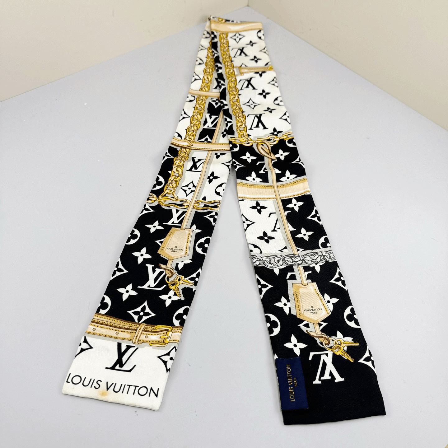 Louis Vuitton Louis Vuitton Monogram Silk Scarf Size ONE SIZE - 1 Thumbnail