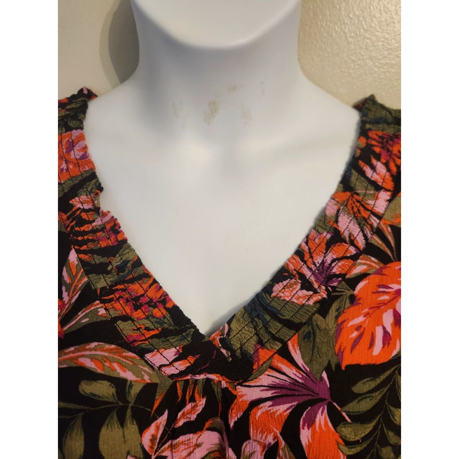 Vintage Terra & Sky Black Floral Print Top Smocked Trim Crinkle Short Sleeve V-Neck 2X Plus Blouse Womens Size XXL / US 16-18 / IT 52-54 - 2 Thumbnail