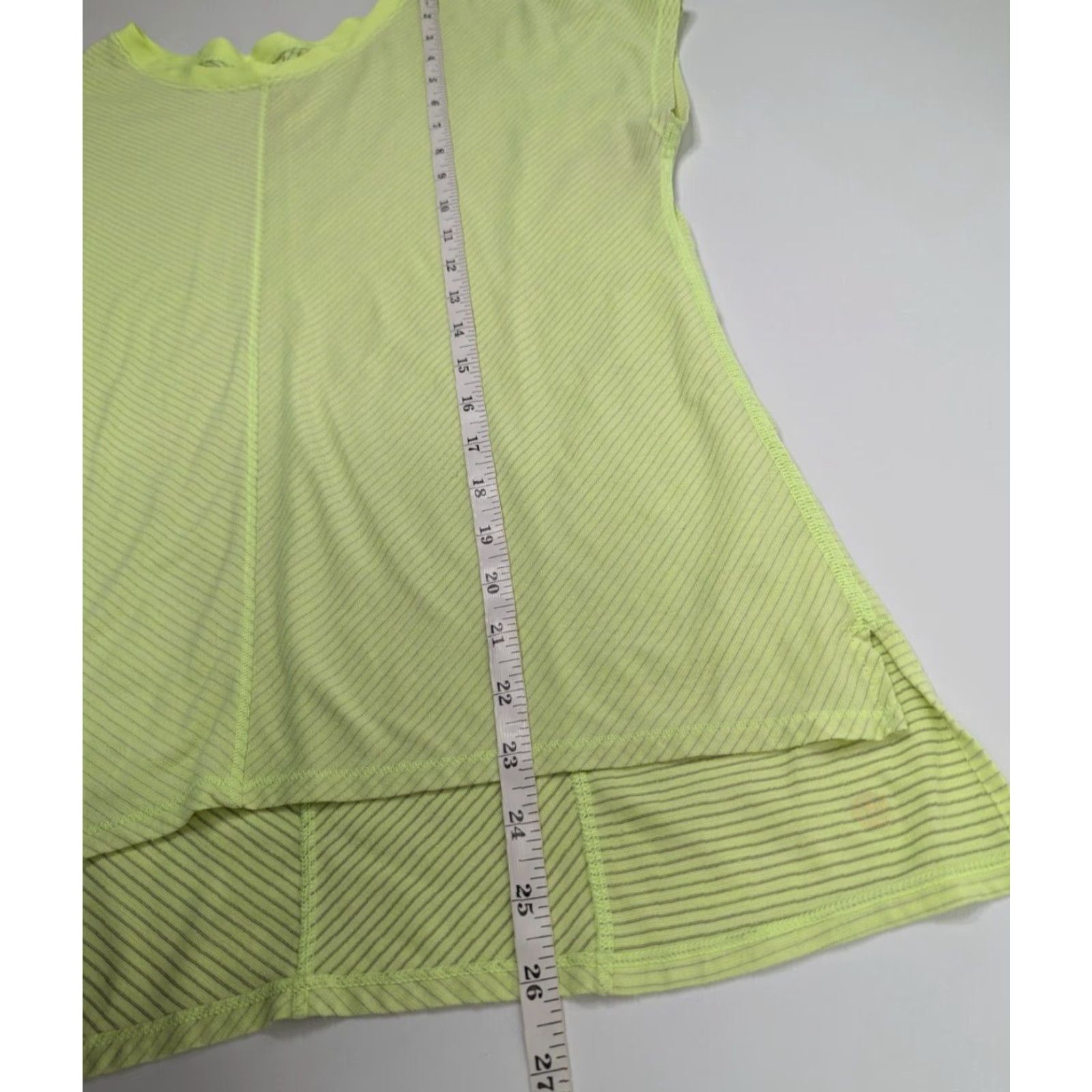 Lululemon Lululemon Women’s Shirt Activewear Short Sleeve Green Neon 17" Pit To Pit T-Shirt Top 2020-2029 Adults Womens Size XXL / US 16-18 / IT 52-54 - 5 Thumbnail
