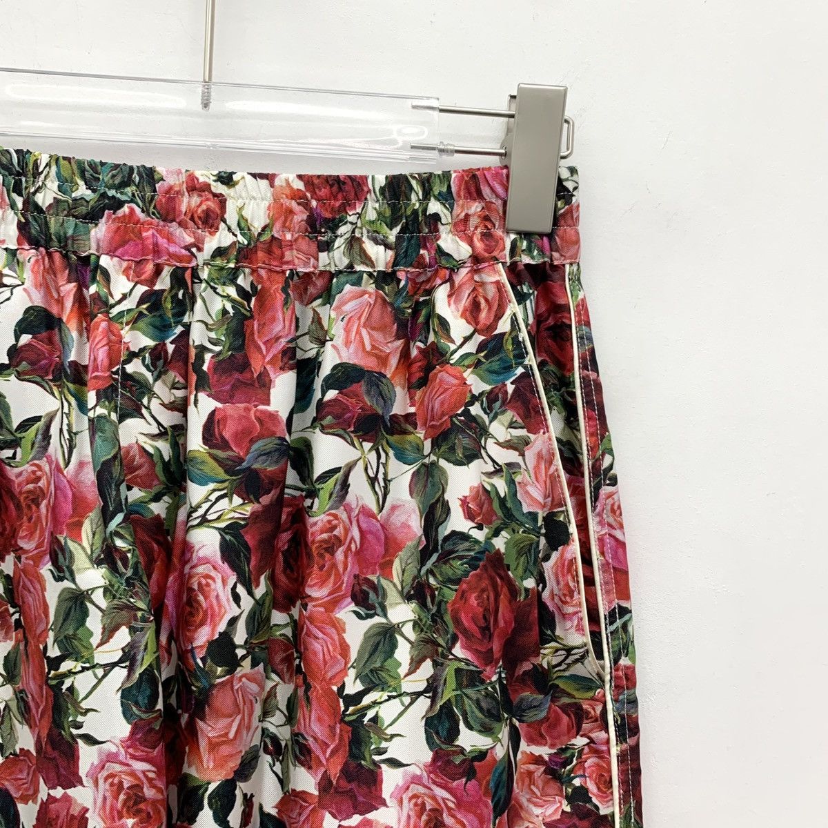 Dolce & Gabbana Dolce & Gabbana Rose All-over Print Silk Casual Shorts K26WX Size 26" / US 2 / IT 38 - 3 Thumbnail