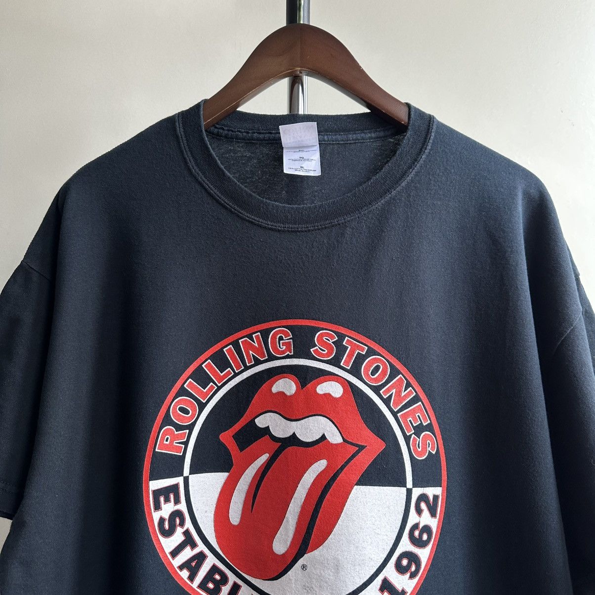 Band Tees × The Rolling Stones × Vintage Vintage The Rolling Stones Established 2004 Band Promo Tee Size US XL / EU 56 / 4 - 3 Thumbnail