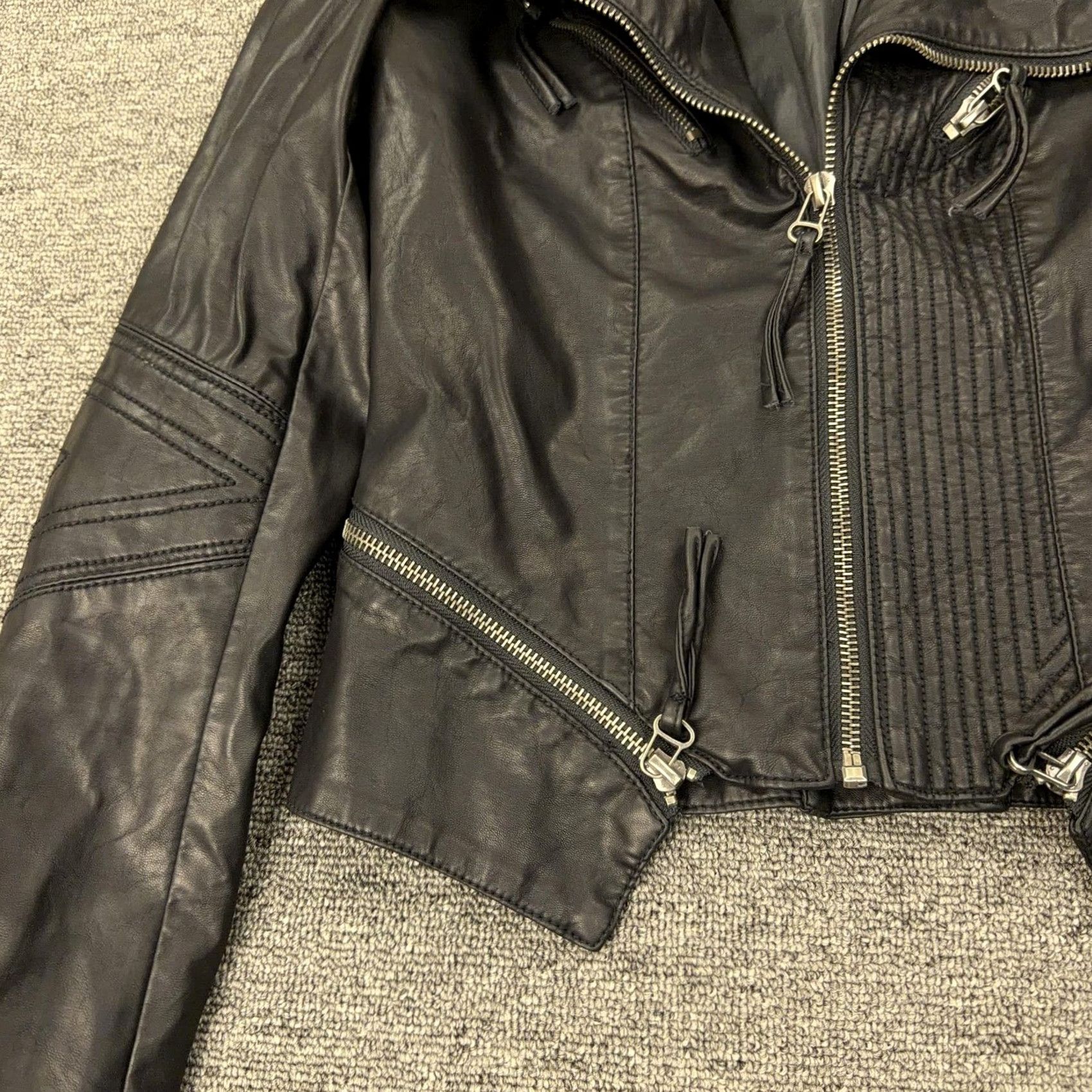 Lulus VINTAGE? No. Lulus Jacket Womens XS Black Faux Leather Moto Biker Zip Pockets Lined Asym Hem Size XS / US 0-2 / IT 36-38 - 3 Thumbnail