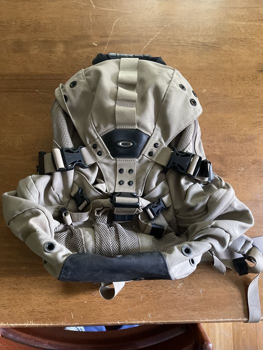 Vintage Oakley Icon 2.0 Backpack Vintage Beige | Grailed