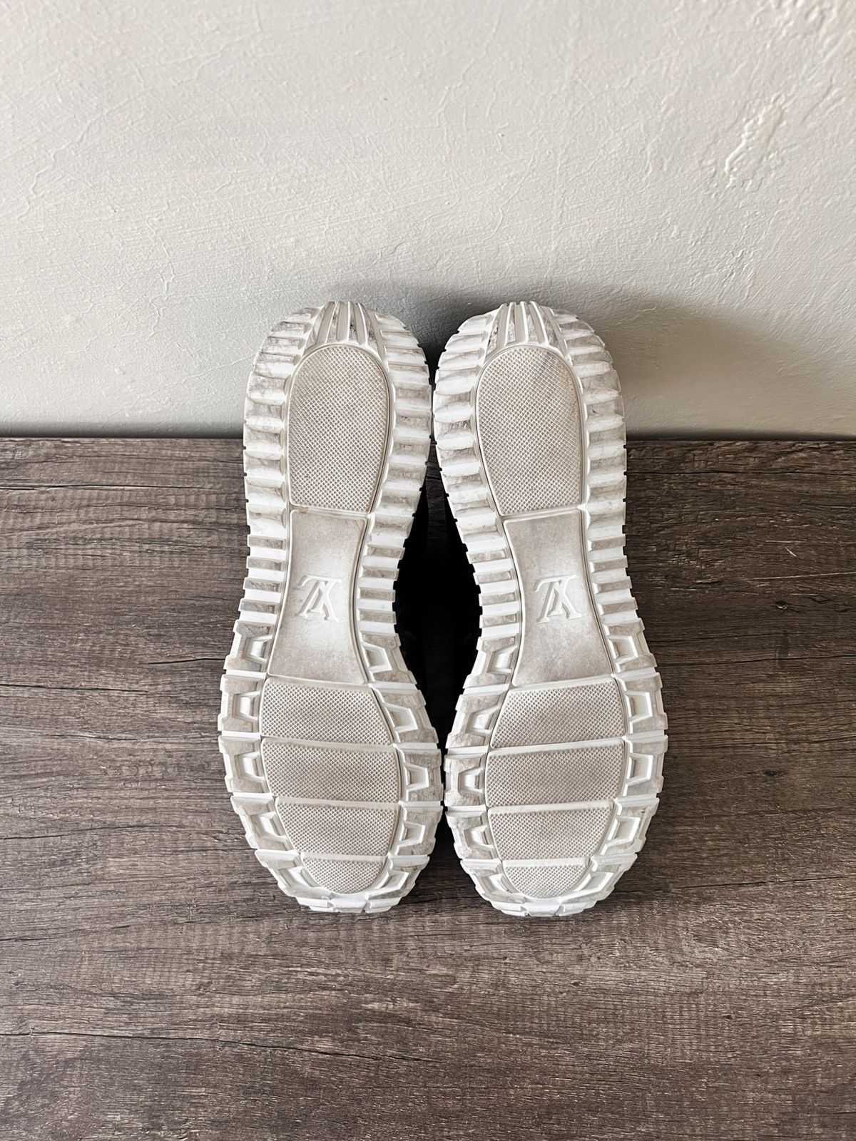 Louis Vuitton LOUIS VUITTON RUN AWAY TRIPLE MONOGRAM SNEAKERS Size US 12 / EU 45 - 15 Thumbnail