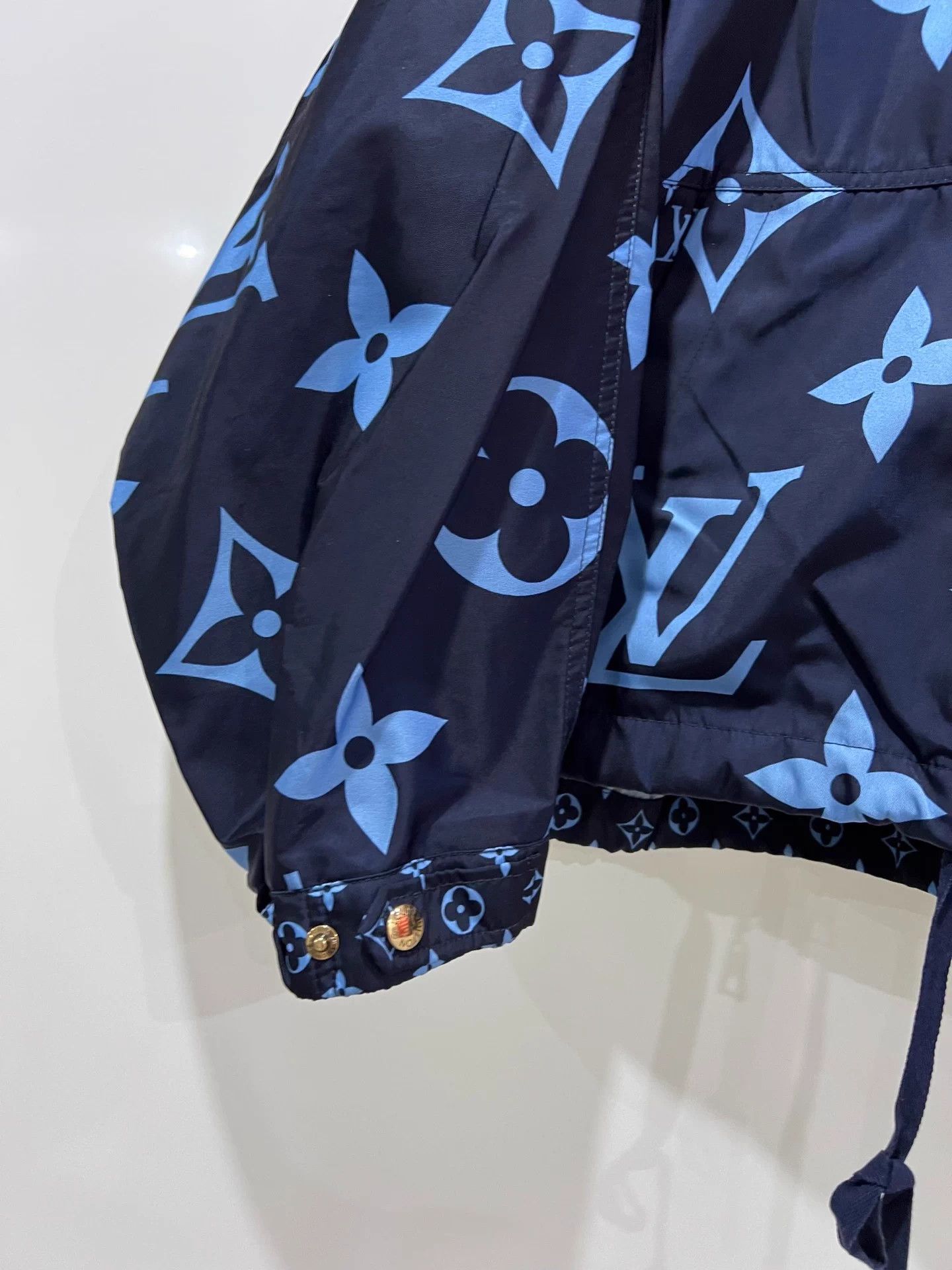Louis Vuitton LV Bermuda Monogram Allover Oversize Shell Jacket 38 Size S / US 4 / IT 40 - 4 Thumbnail