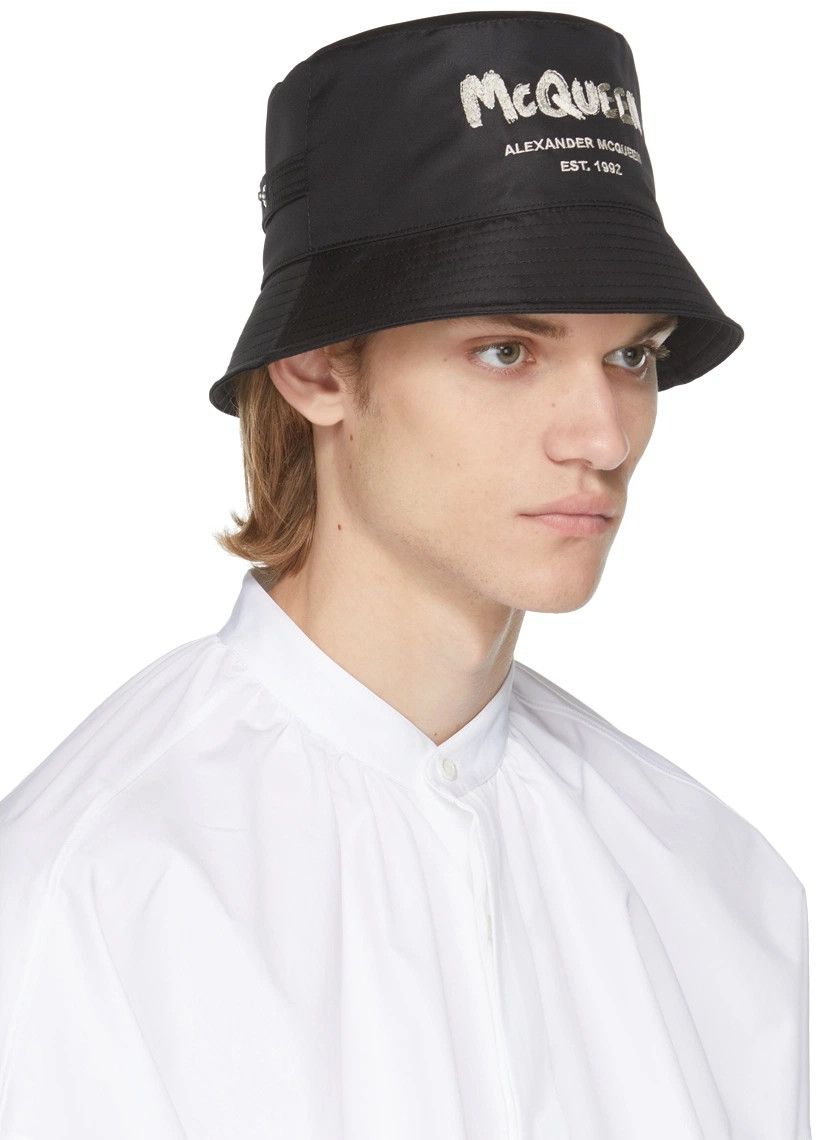 Alexander McQueen o1y1224 Size: 7 / (Cap & Hat) in Black Size ONE SIZE - 2 Thumbnail