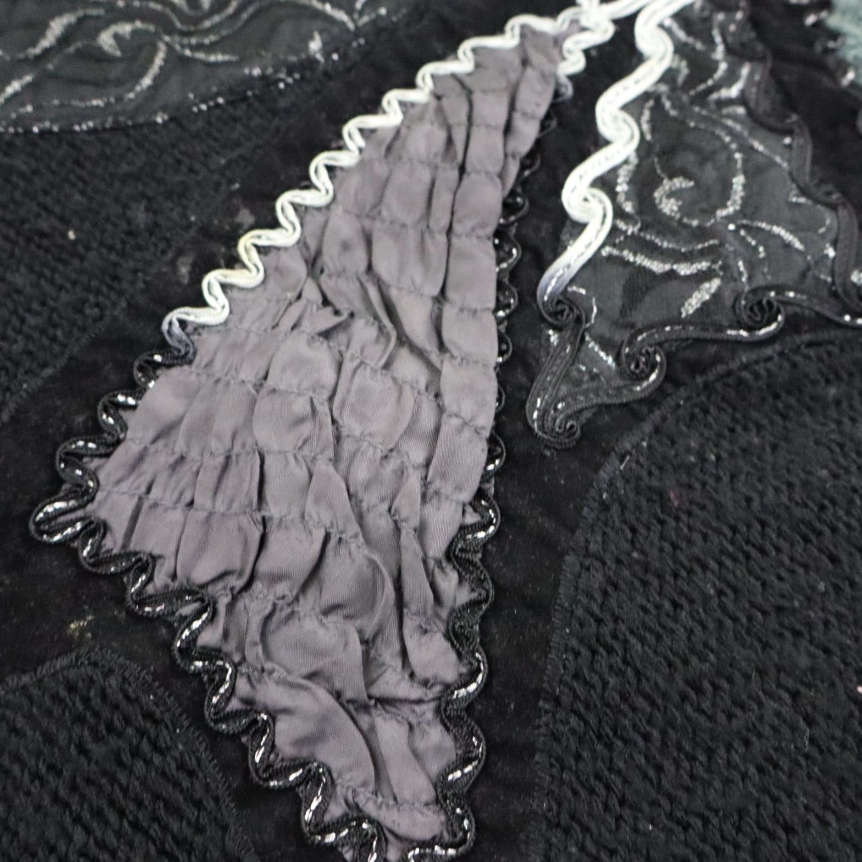 Vintage VINTAGE Carducci Sweater Mens M Black Chunky-Knit Crew Neck 3d Embellished Ribbon Lace 80s 90s Dad Core Pullover Modern Retro Style/Coogi-inspired Size US M / EU 48-50 / 2 - 4 Thumbnail