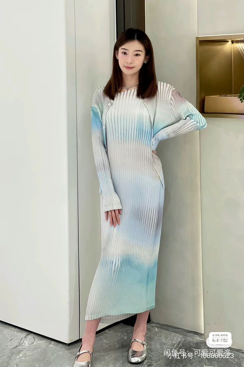 Issey Miyake Issey Miyake Gradient blue fish-scale dress Size M / US 6-8 / IT 42-44 - 3 Thumbnail