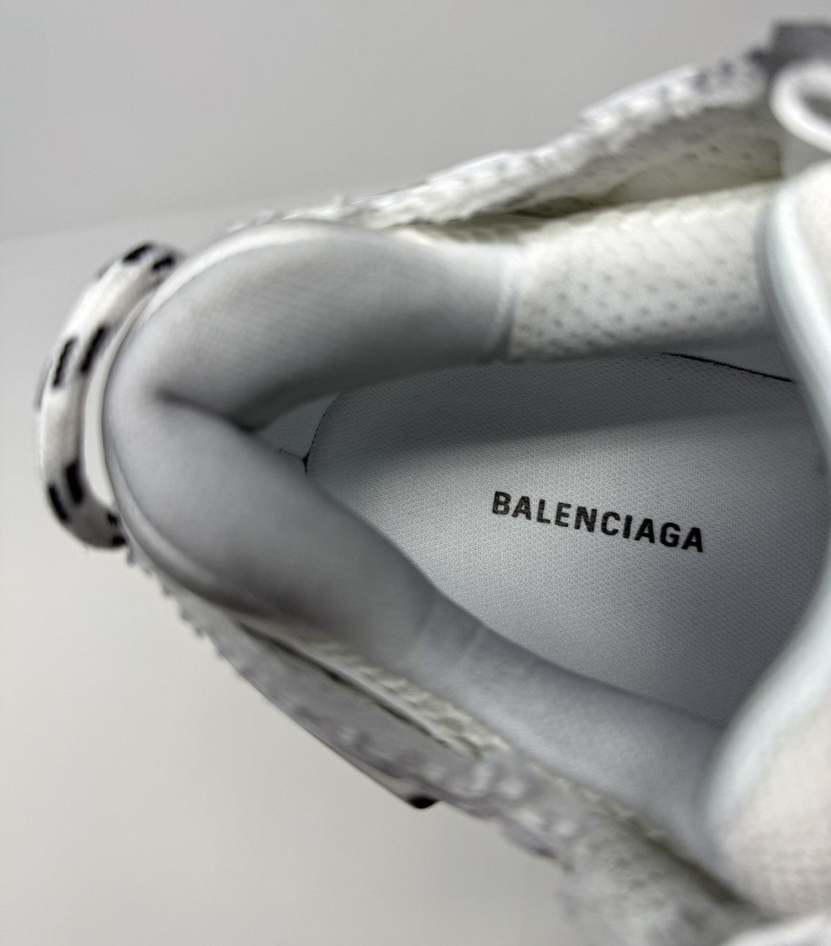 Balenciaga Balenciaga Runner Sneaker Gradient White/Black Size US 12 / EU 45 - 8 Thumbnail