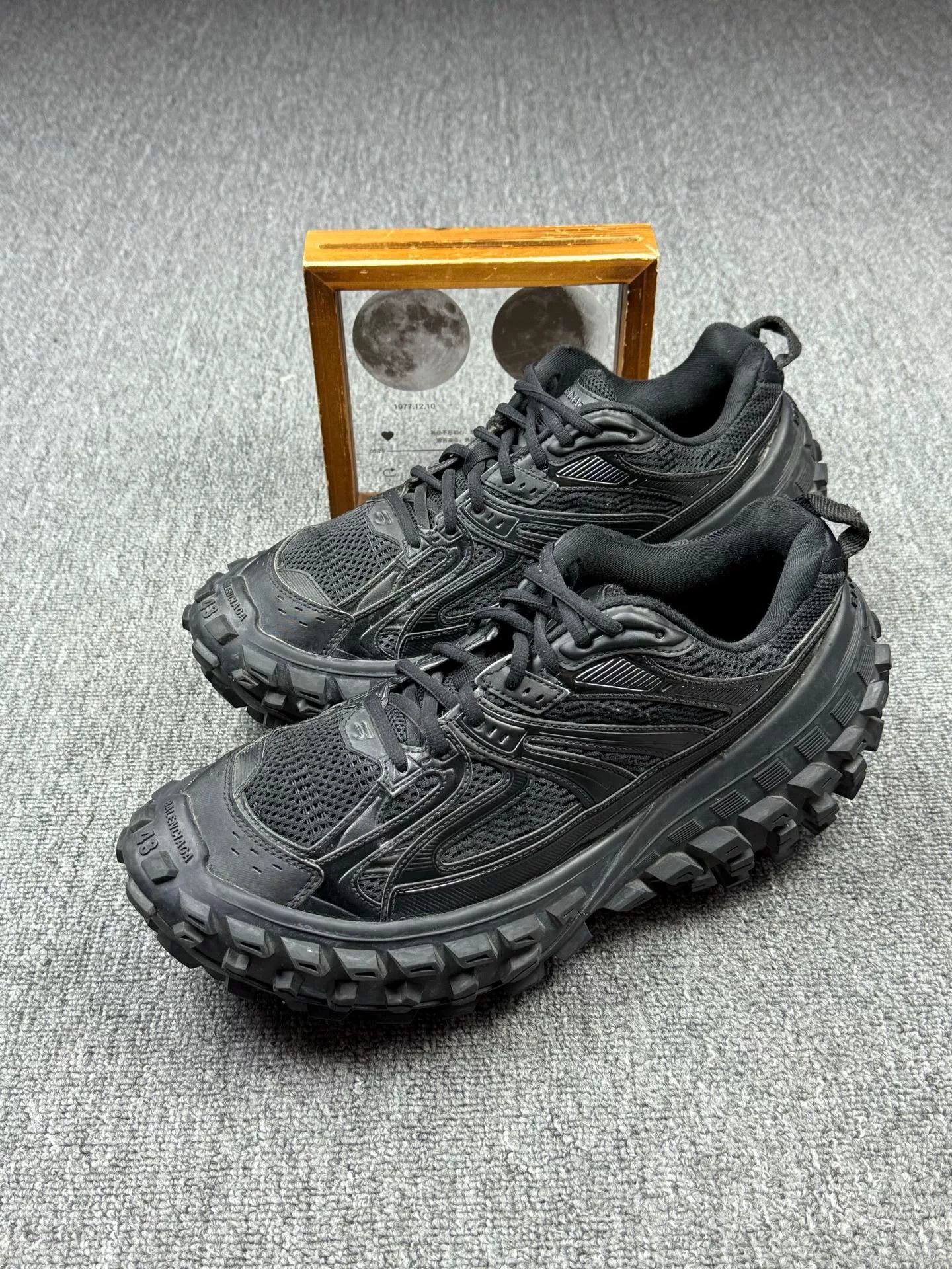 Balenciaga Balenciaga Black Lowtop Sneakers 10 Men Size US 10 / EU 43 - 1 Thumbnail