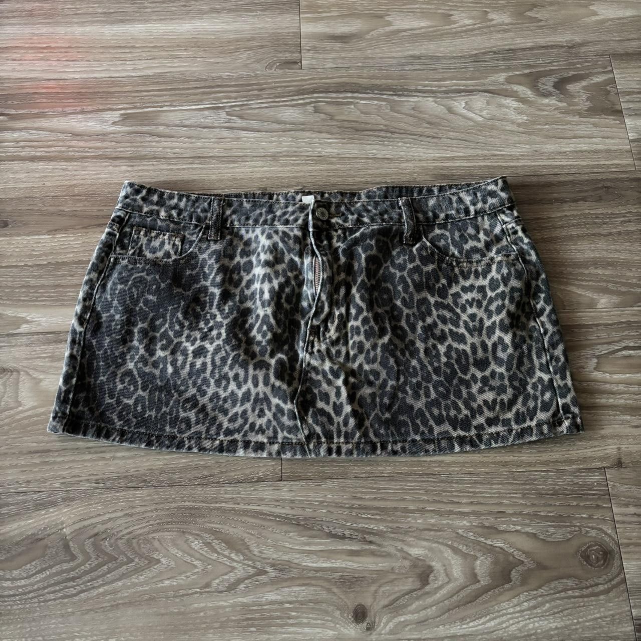 Vintage Crazy Vintage Y2K/2000s Leopard Print Mini Skirt! Size 36 Size 36" / US 14 / IT 50 - 1 Thumbnail
