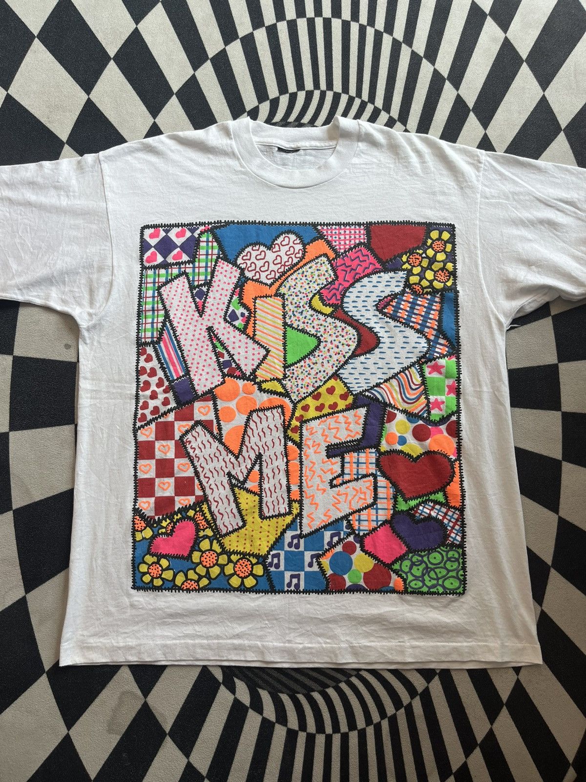 Arts & Science Vintage KISS ME Pop Art Patchwork style 80’s-90’s Tshirt Size US XL / EU 56 / 4 - 3 Thumbnail