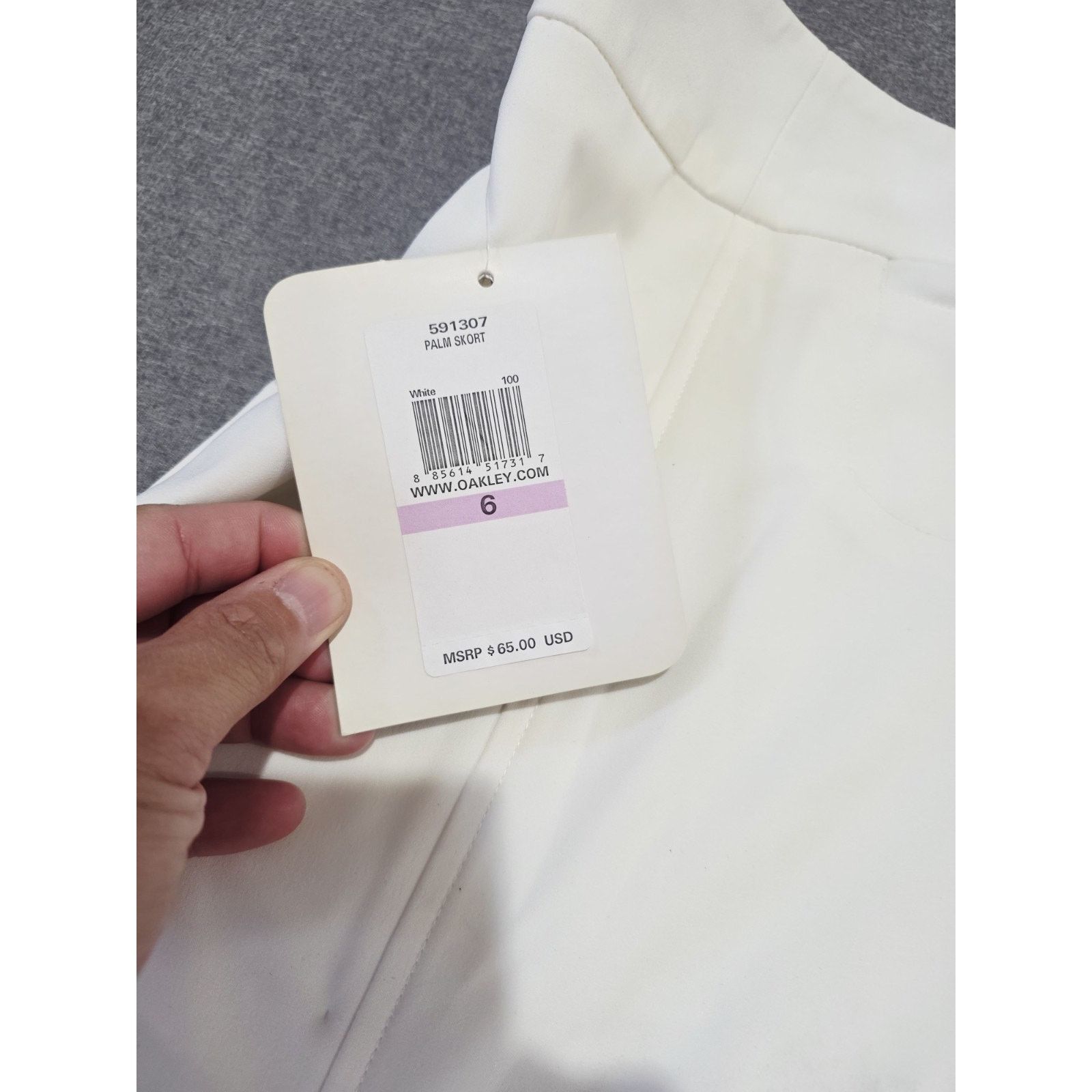 Oakley New Oakley Women’s white Skort Palm Golf Skort Size 6 $65 Size 28" / US 6 / IT 42 - 6 Thumbnail