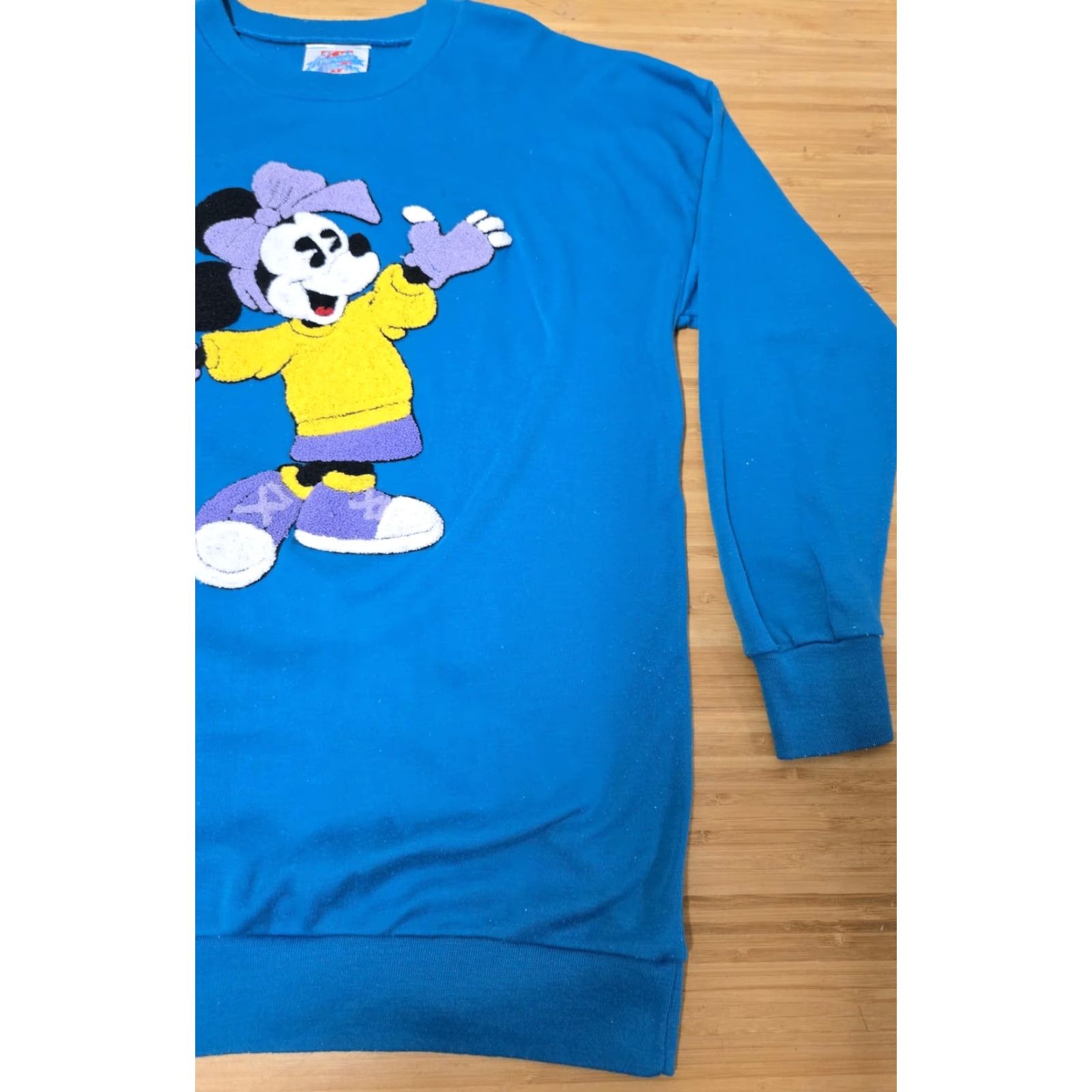 Disney VINTAGE Disney Minnie Mouse Sweatshirt Womens Small Blue Chenille Crewneck 90s Size S / US 4 / IT 40 - 2 Thumbnail