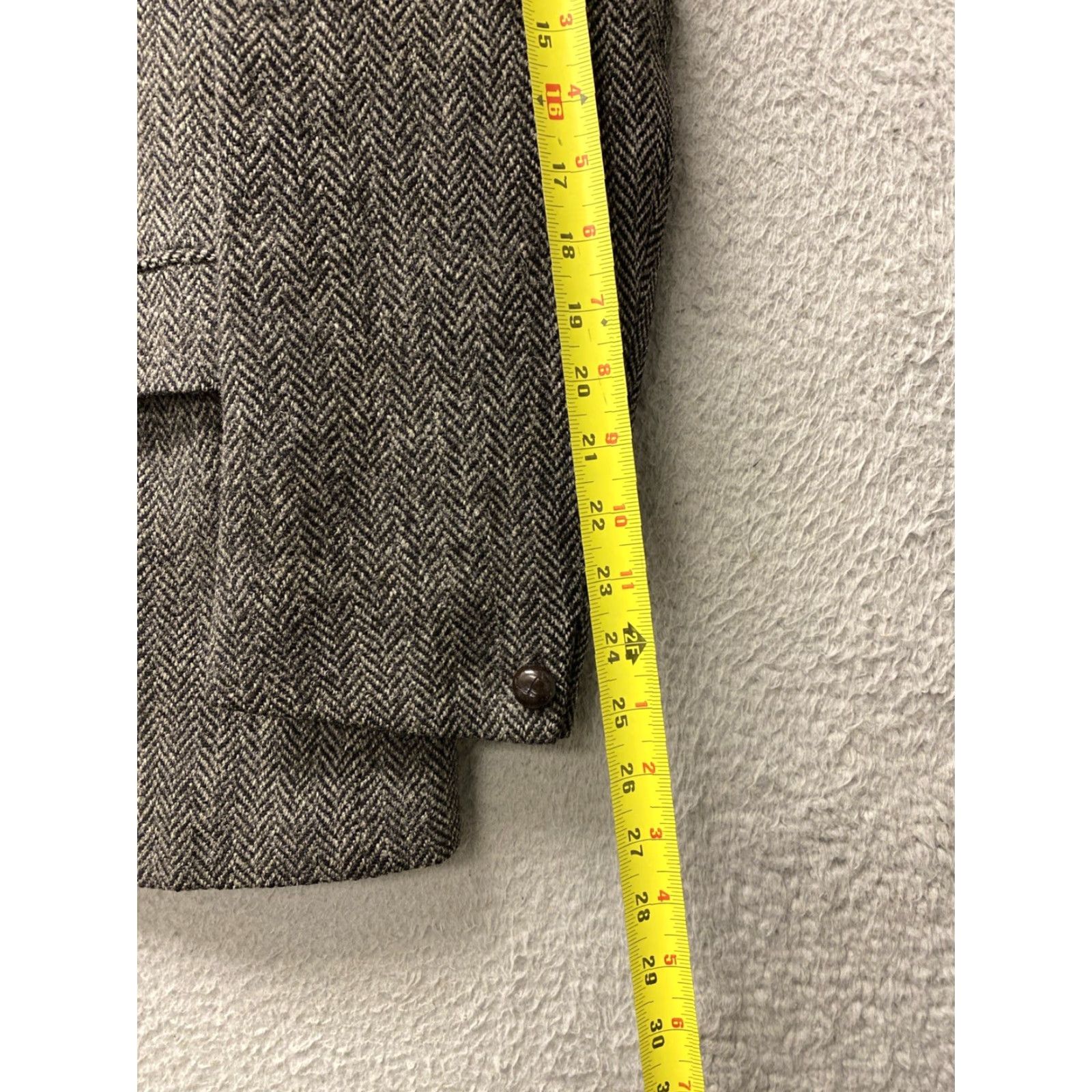 Harris Tweed VINTAGE Harris Tweed Blazer Men’s 42 Grey Wool Herringbone Notch Lapel Single-Breasted 2-Button Front Size 42R - 7 Thumbnail