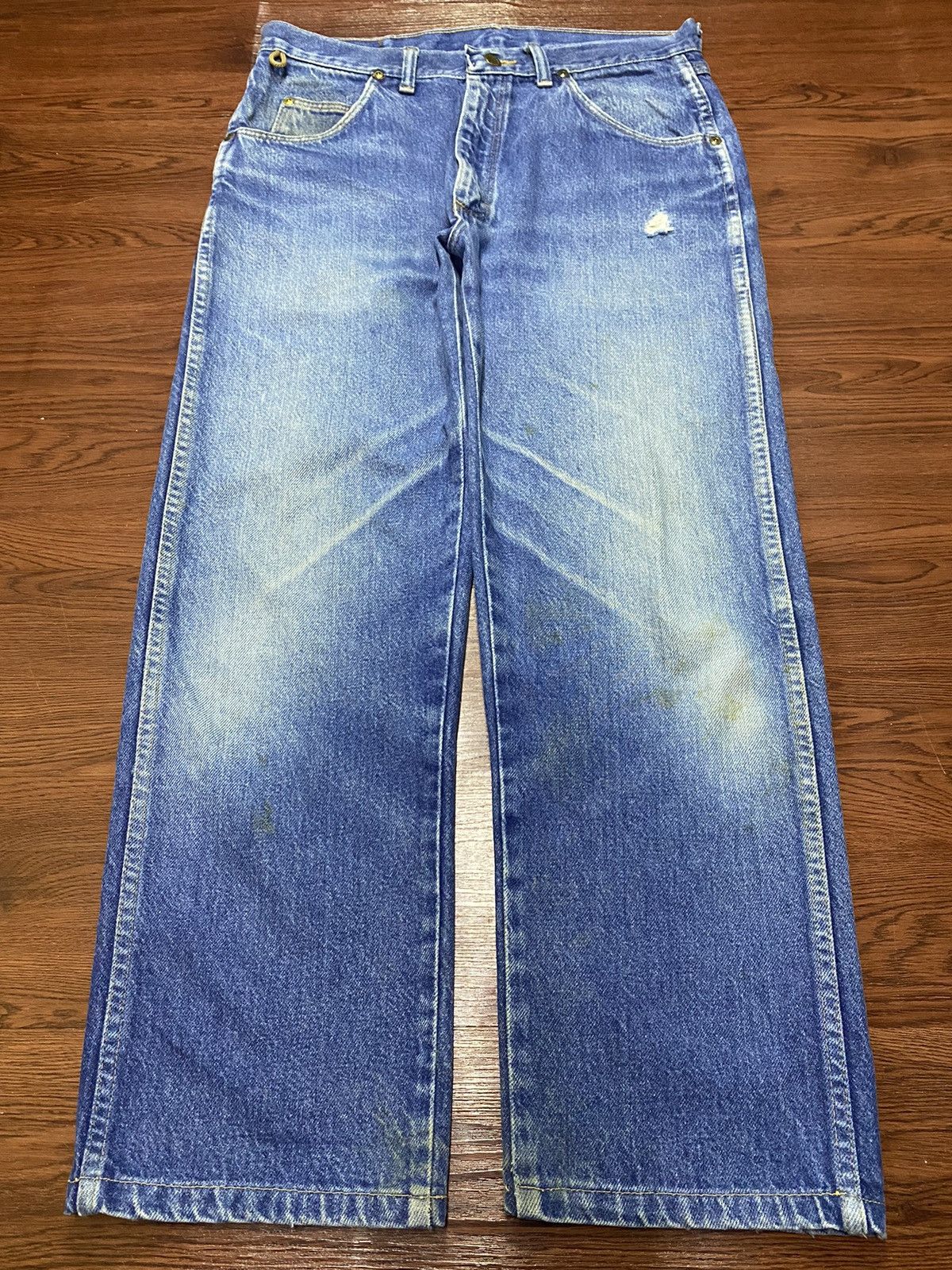 Vintage Vintage Wrangler Rugged USA Blue Wash Ditressed Loose Jeans Size US 32 / EU 48 - 1 Thumbnail