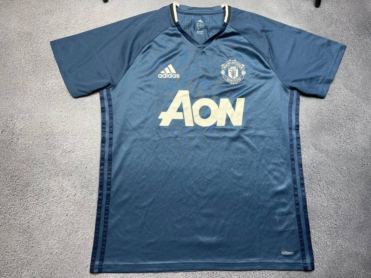 Nike Manchester United 2016/2017 Training Shirt Size L Size US L / EU 52-54 / 3 - 1 Thumbnail