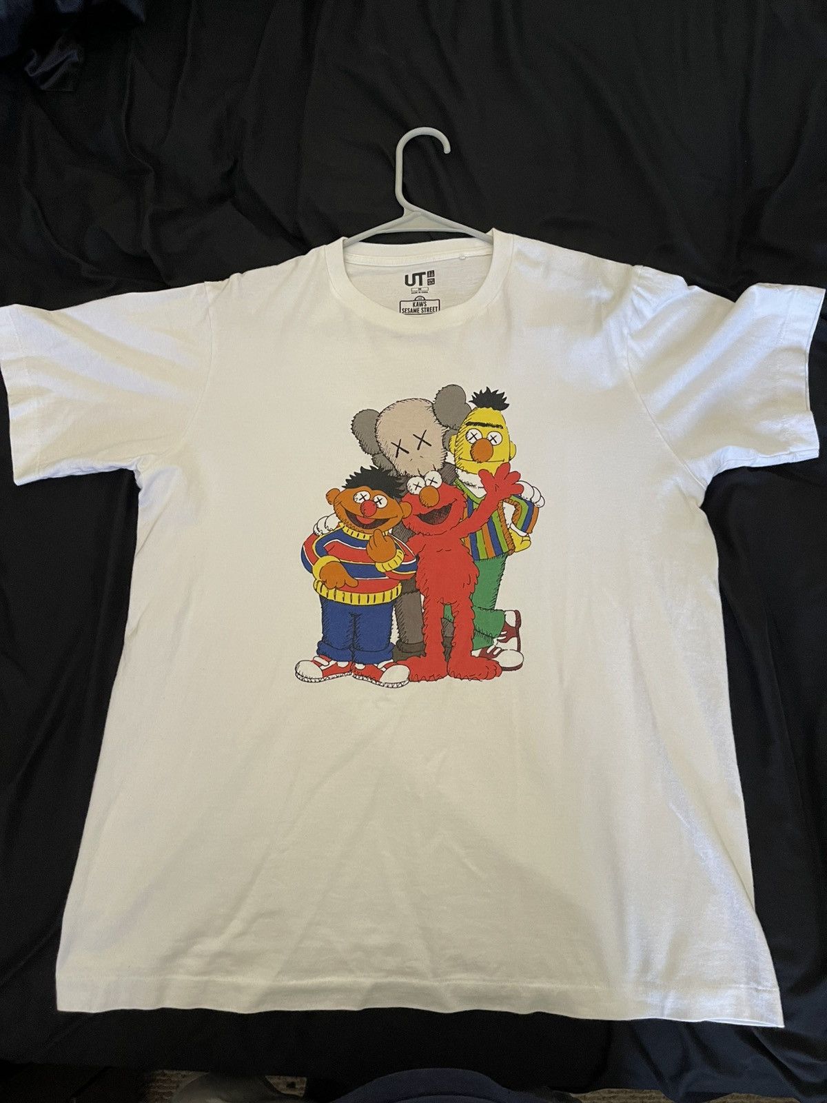 Kaws × Uniqlo KAWS x Uniqlo x Sesame Street Group Tee Size US M / EU 48-50 / 2 - 1 Thumbnail