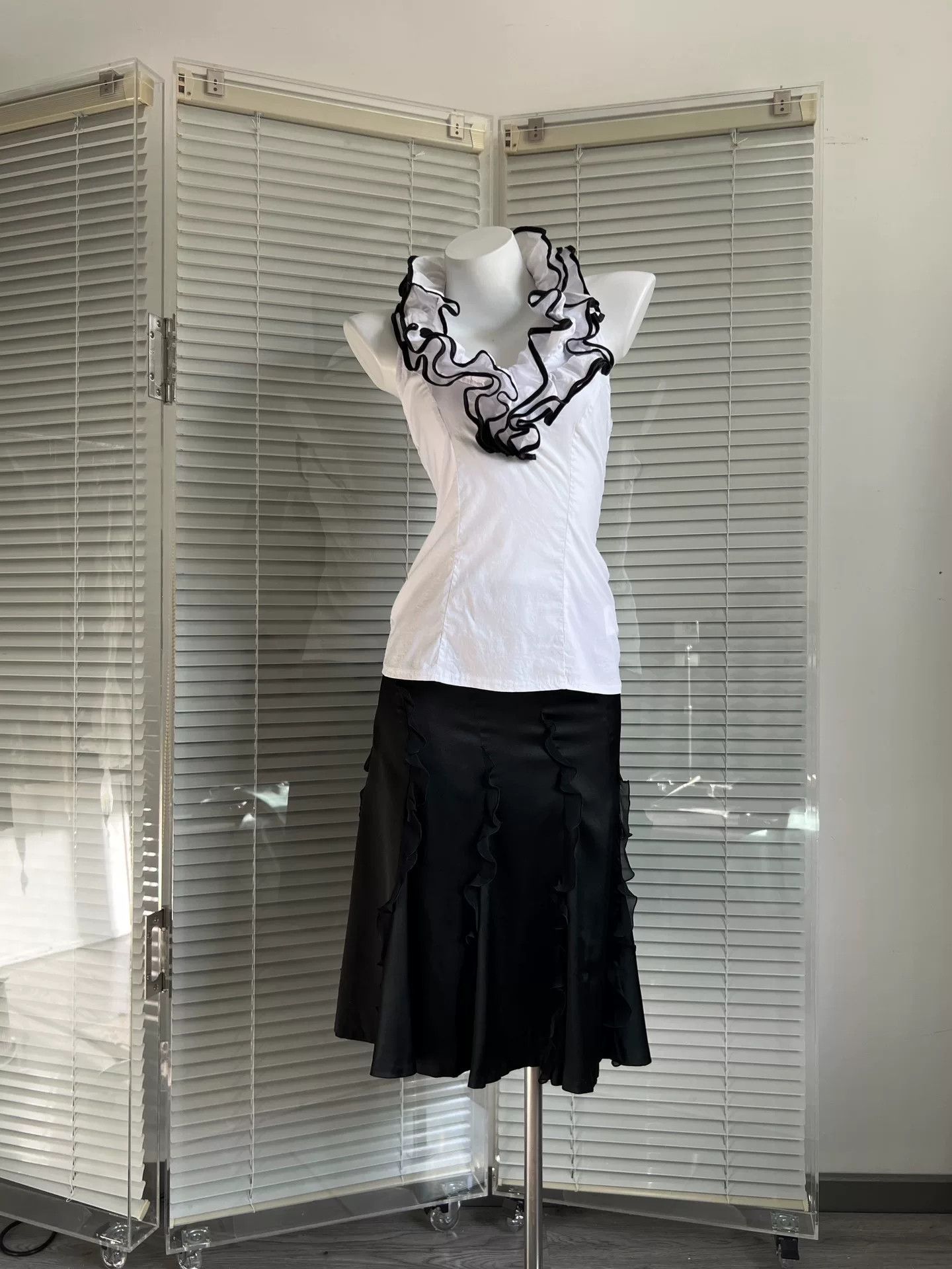 Vintage Vintage Ruffled Halter Neck Top Size M / US 6-8 / IT 42-44 - 1 Thumbnail