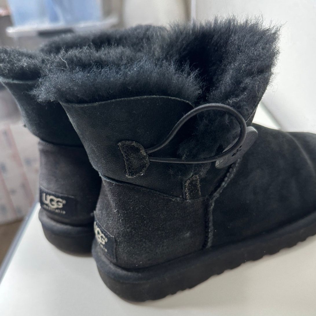 Ugg UGG Black Suede Furry Mini Bailey Button Ankle Boot 6 Size US 6 / IT 36 - 13 Thumbnail