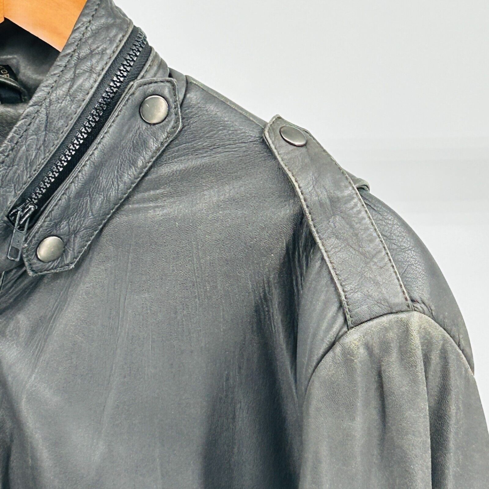 Bloomingdale's Vintage 80s Black Genuine Leather Distressed Bomber Jacket Size US L / EU 52-54 / 3 - 3 Thumbnail
