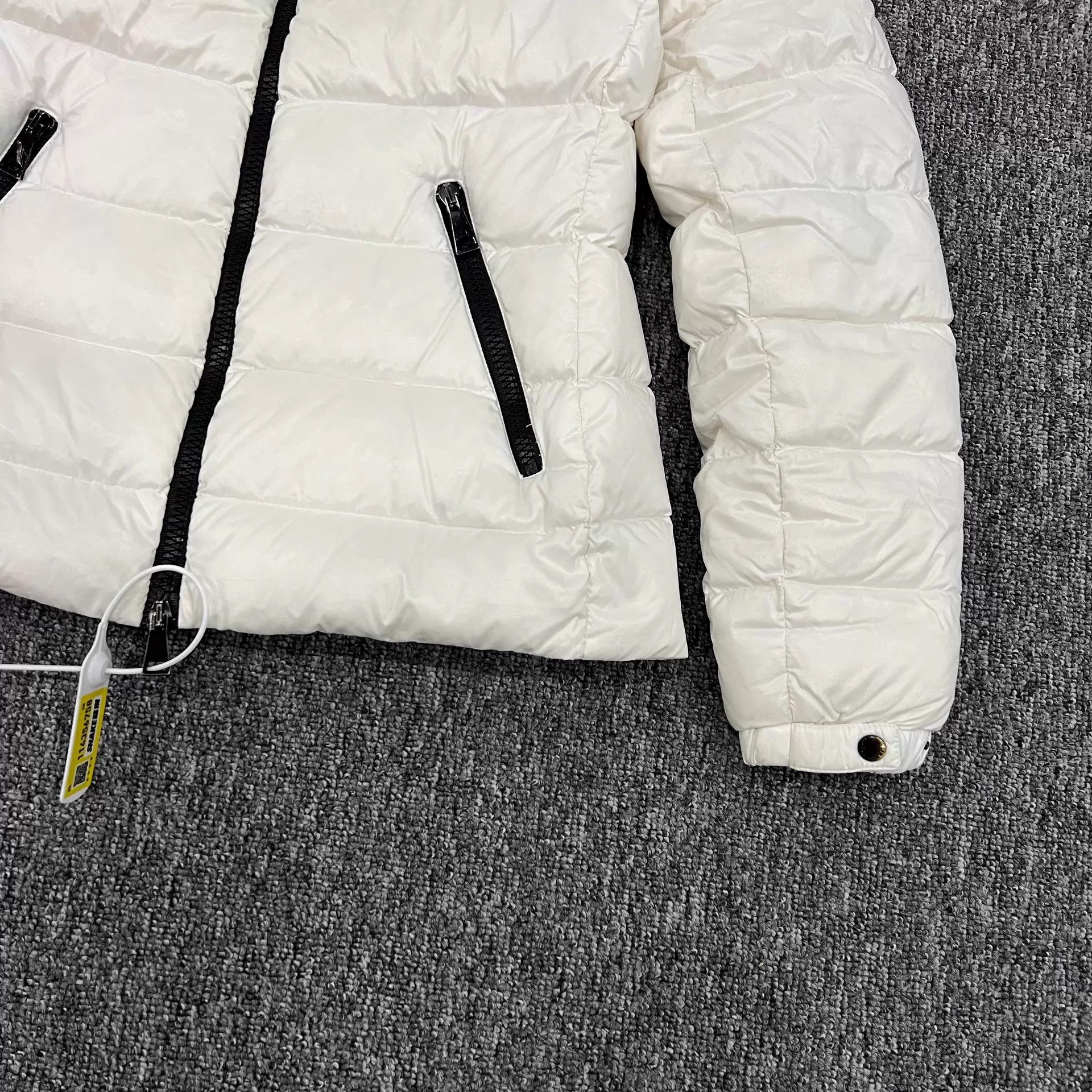 Moncler Moncler White Logo Arm Patch Puffer Jacket Size 1 98 New Size S / US 4 / IT 40 - 5 Thumbnail