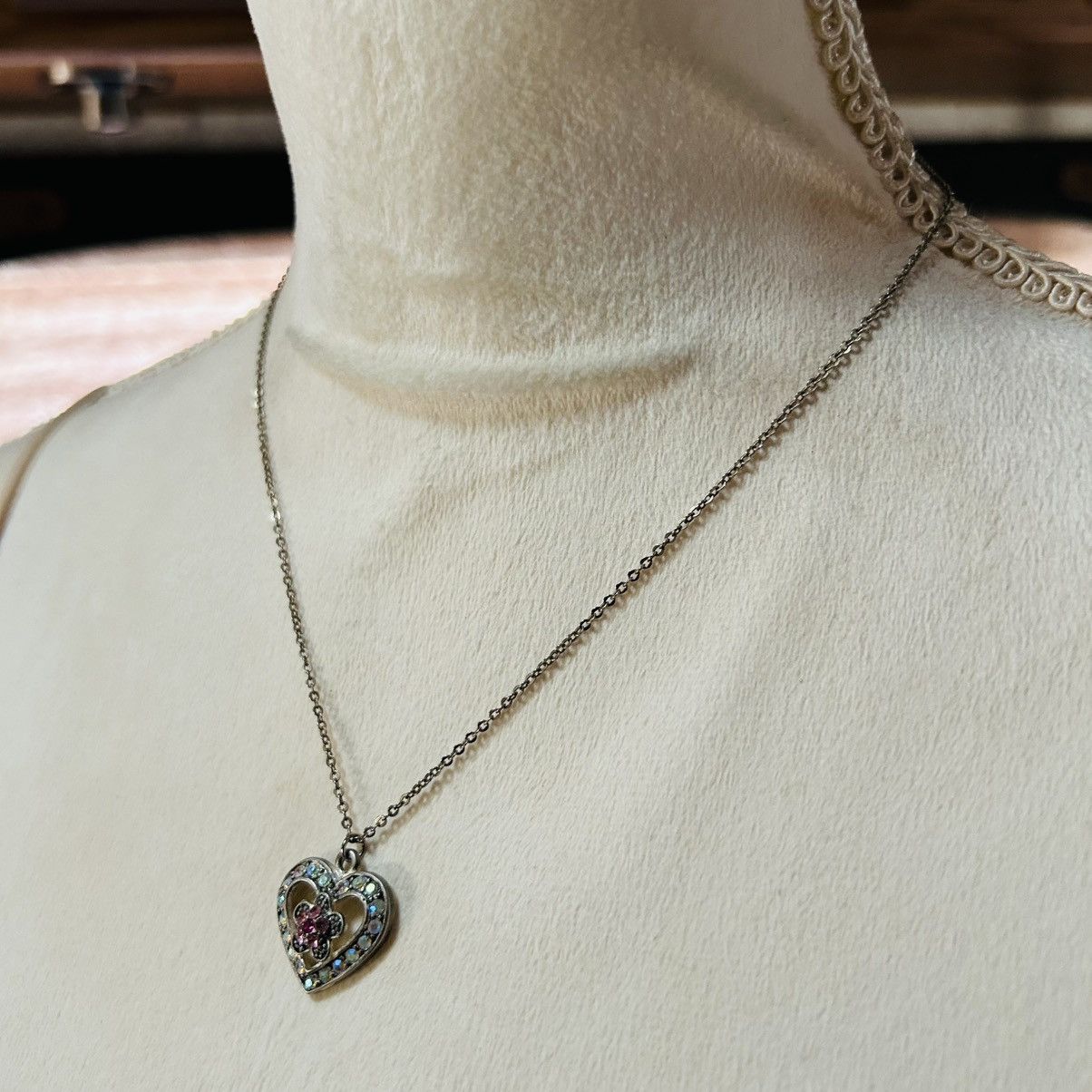 Vintage Vintage 80s aurora borealis crystal heart on chain necklace Size ONE SIZE - 4 Thumbnail