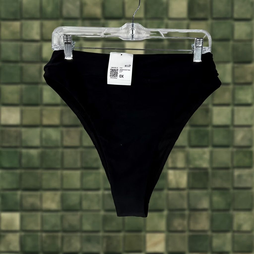 Forever 21 FOREVER 21+ Bikini Bottom Black Stretch Classic Chic Pool 0X Plus Women Size 0X Swimsuit Bottoms Size 40" / US 18 - 1 Thumbnail