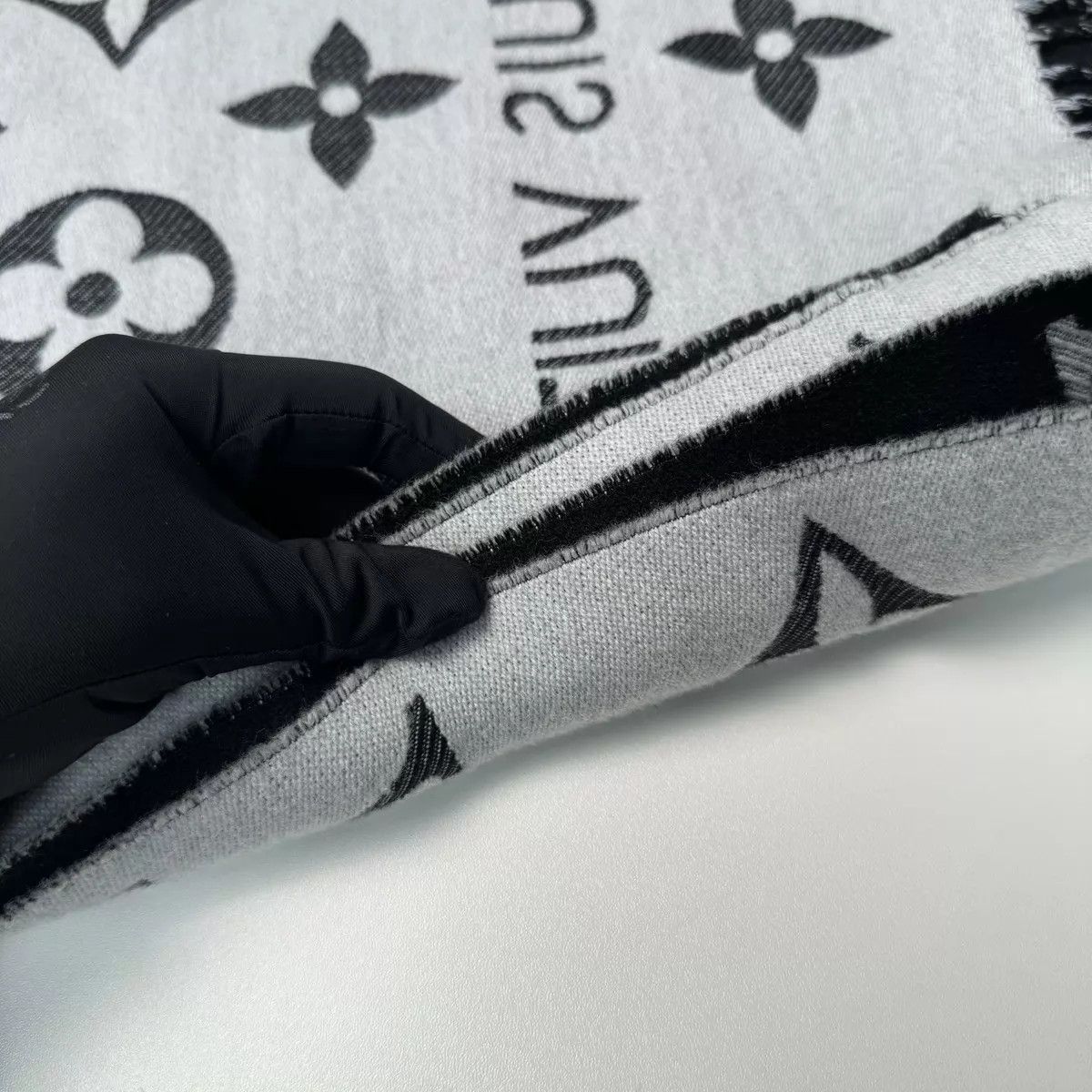 Louis Vuitton LV 97 New Black Gray All-Over Logo Wool Scarf Size ONE SIZE - 8 Thumbnail