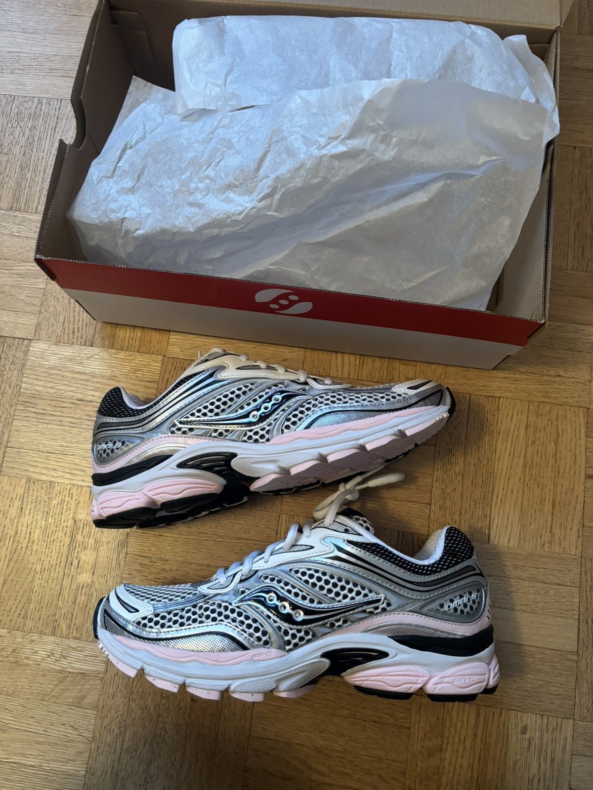 Saucony Saucony Progrid Omni 9 Silver Pink Size US 9 / IT 39 - 1 Thumbnail