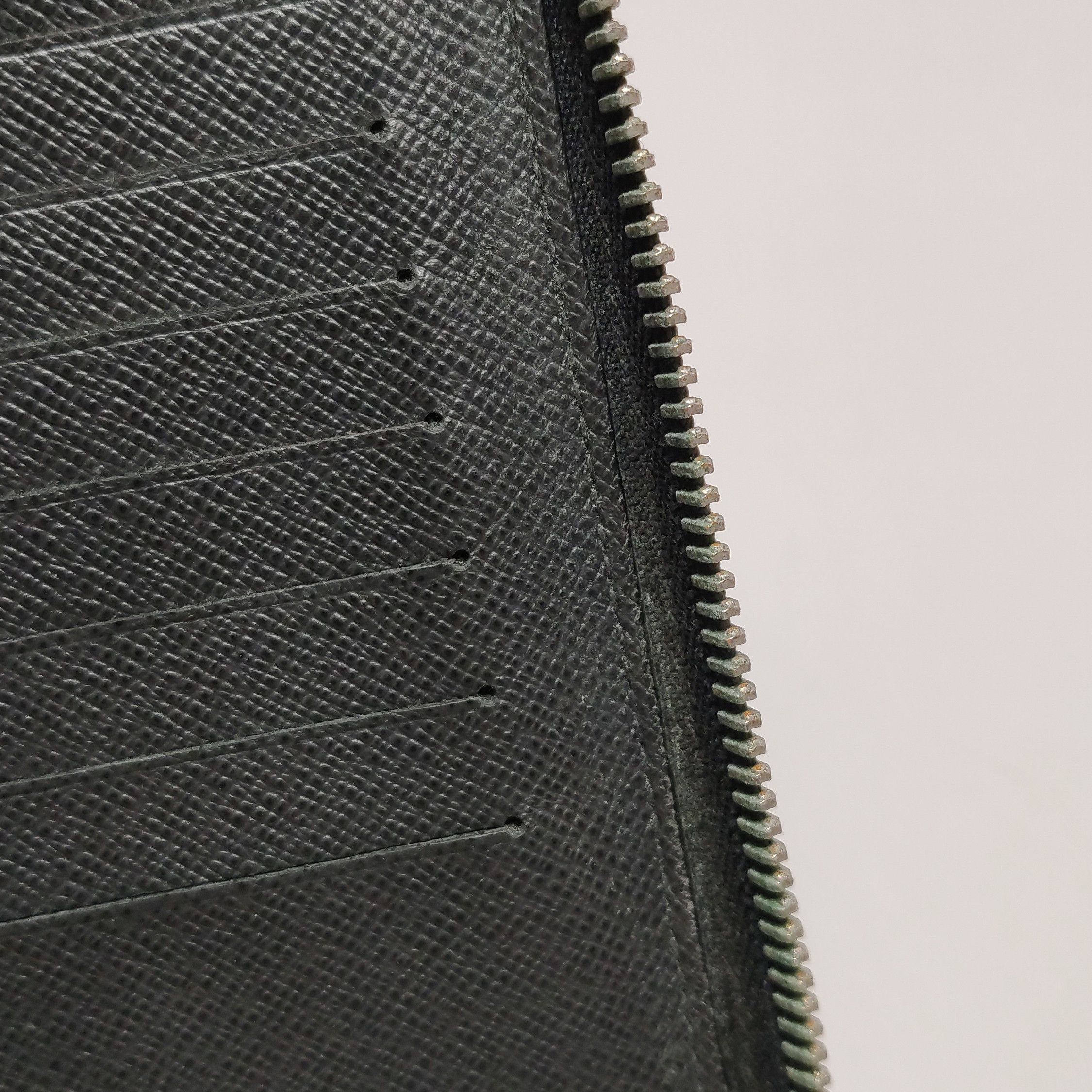 Louis Vuitton Louis Vuitton (LV) Zippy leather solid color zipper embosse Size ONE SIZE - 4 Thumbnail
