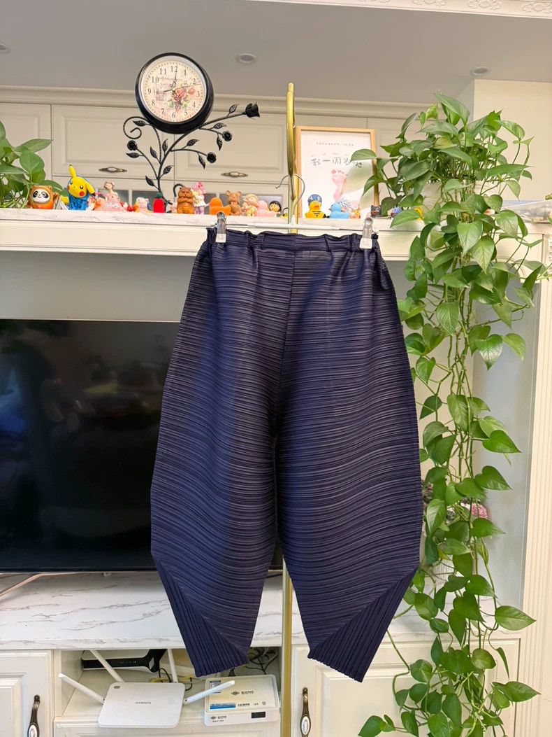 Issey Miyake Issey Miyake size:3 Dark blue chicken leg pants, irregular Size 31" - 5 Thumbnail