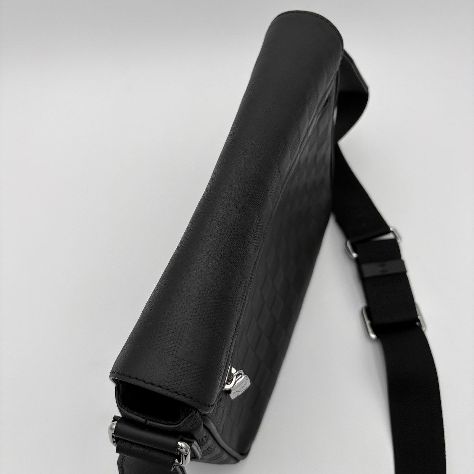 Louis Vuitton Louis Vuitton District PM Infini Messenger Bag | PRISTINE! Size ONE SIZE - 12 Thumbnail