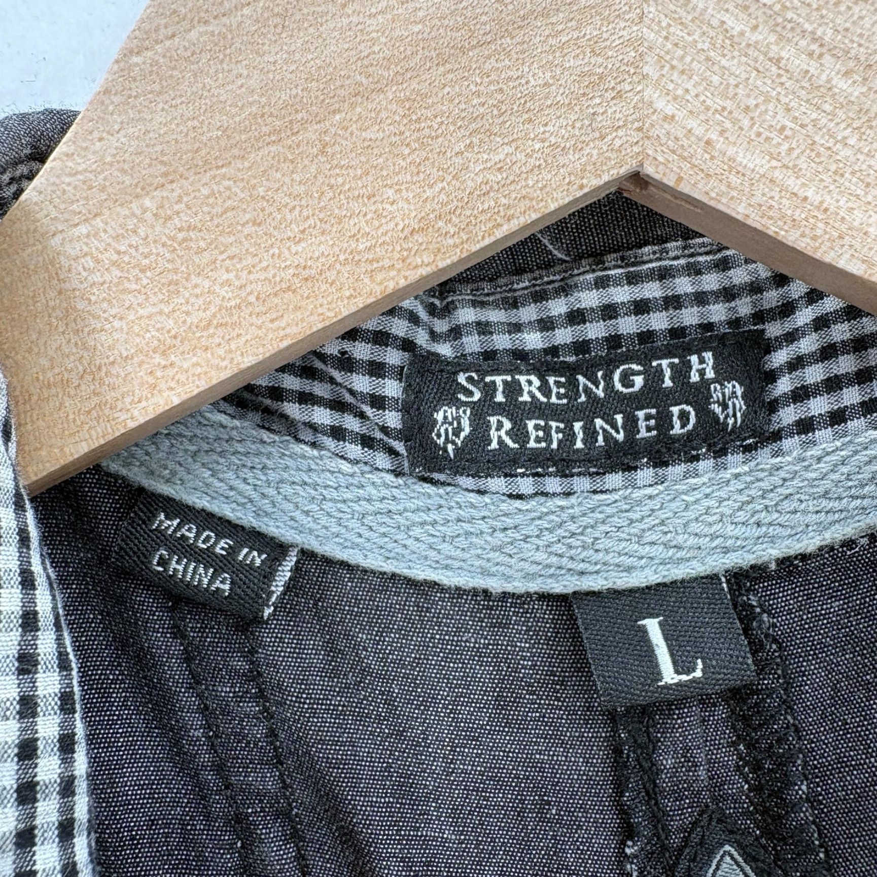 Roar Roar Shirt Mens Large Gray Chambray Long Sleeve Button-Up Applique Grunge Y2K Size US L / EU 52-54 / 3 - 6 Thumbnail