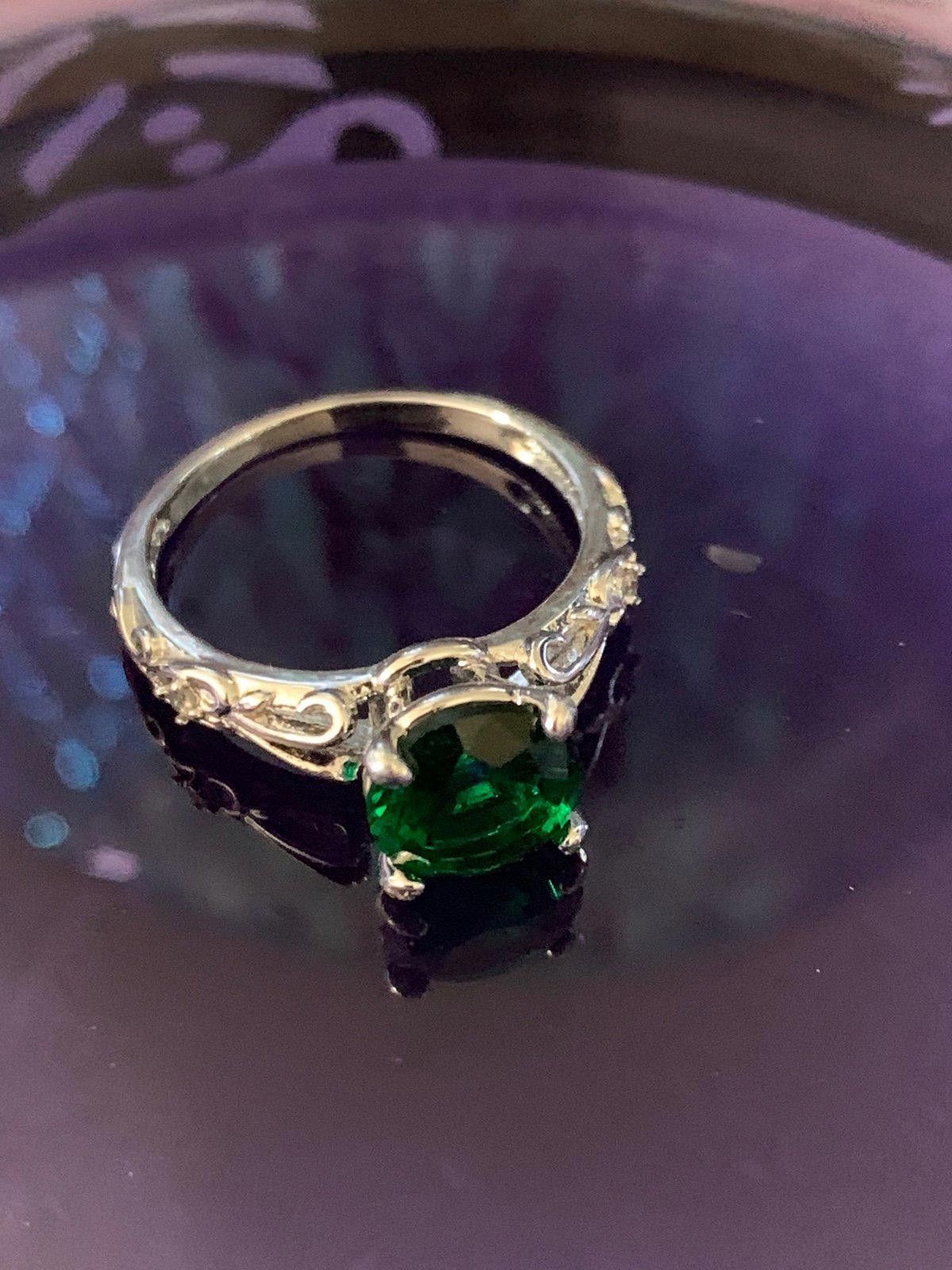 Designer Elegant Emerald Green Ring with Ornate Silver Band Size ONE SIZE - 3 Thumbnail