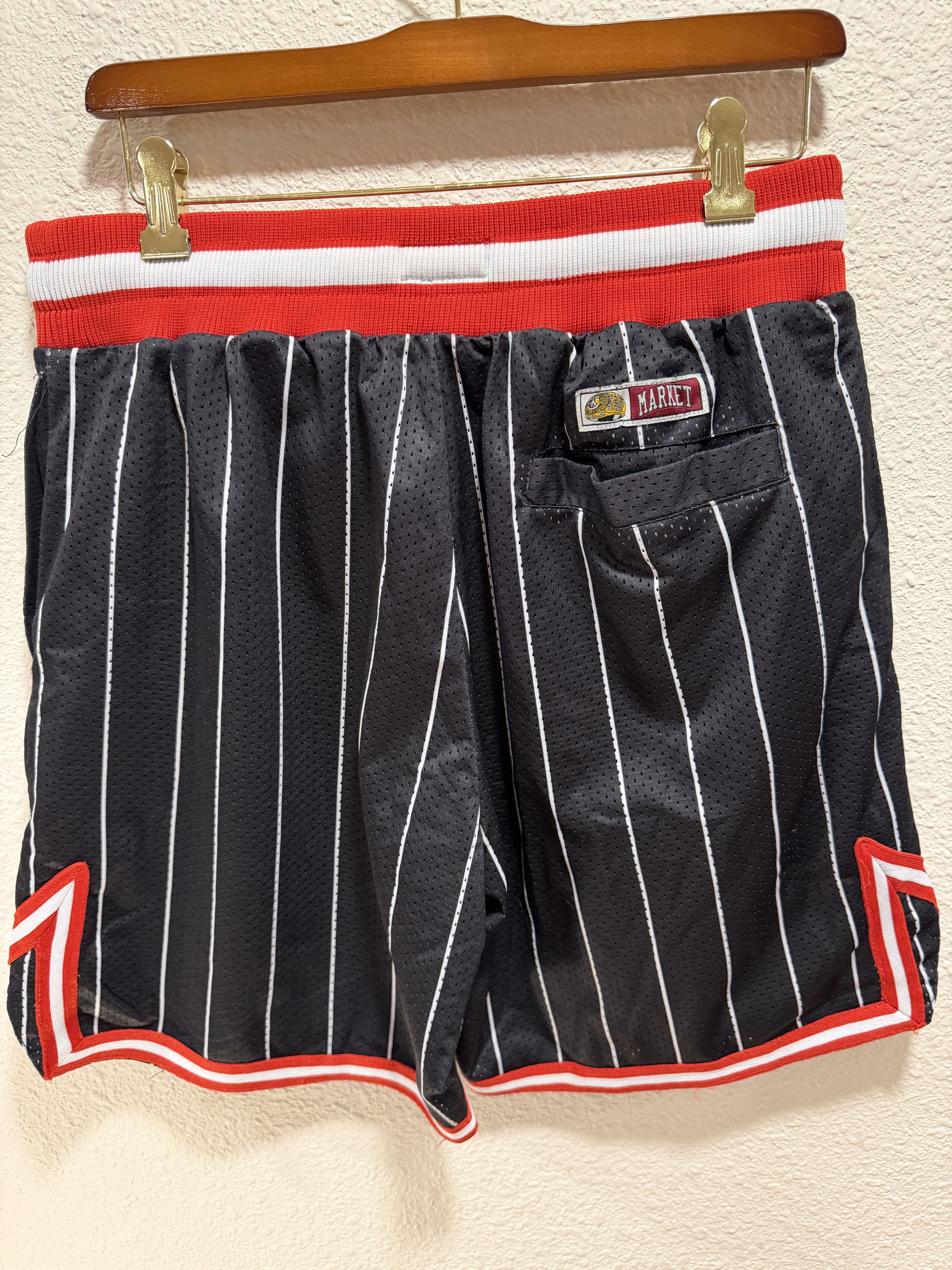 Market Market Chicago Bulls bball shorts Size US 34 / EU 50 - 4 Thumbnail