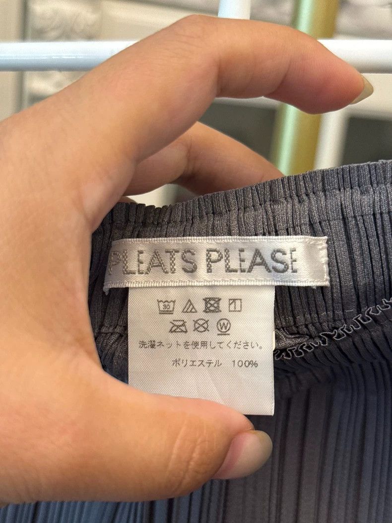 Issey Miyake Issey Miyake size:2 A dark grey pleated skirt Size 31" - 2 Thumbnail