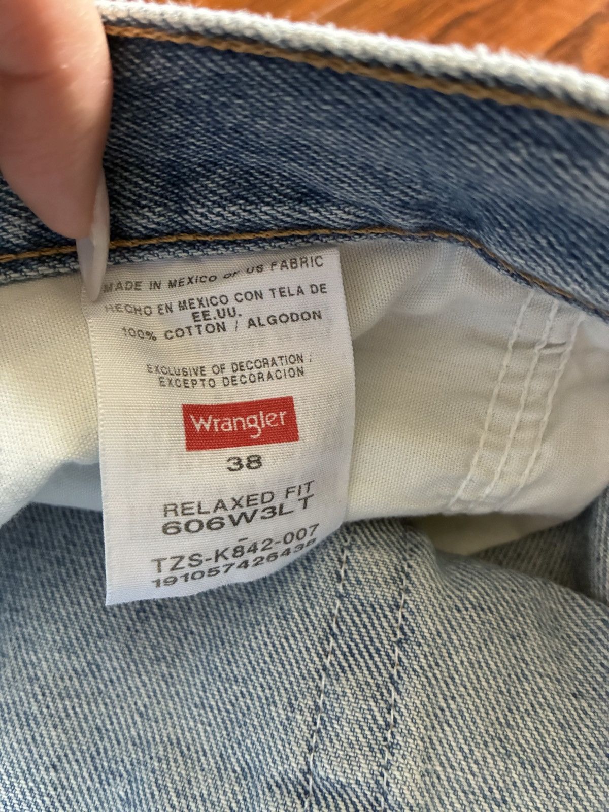 Wrangler Wrangler Relaxed Fit Denim Shorts Light Wash. Size 38 Size US 38 / EU 54 - 4 Thumbnail