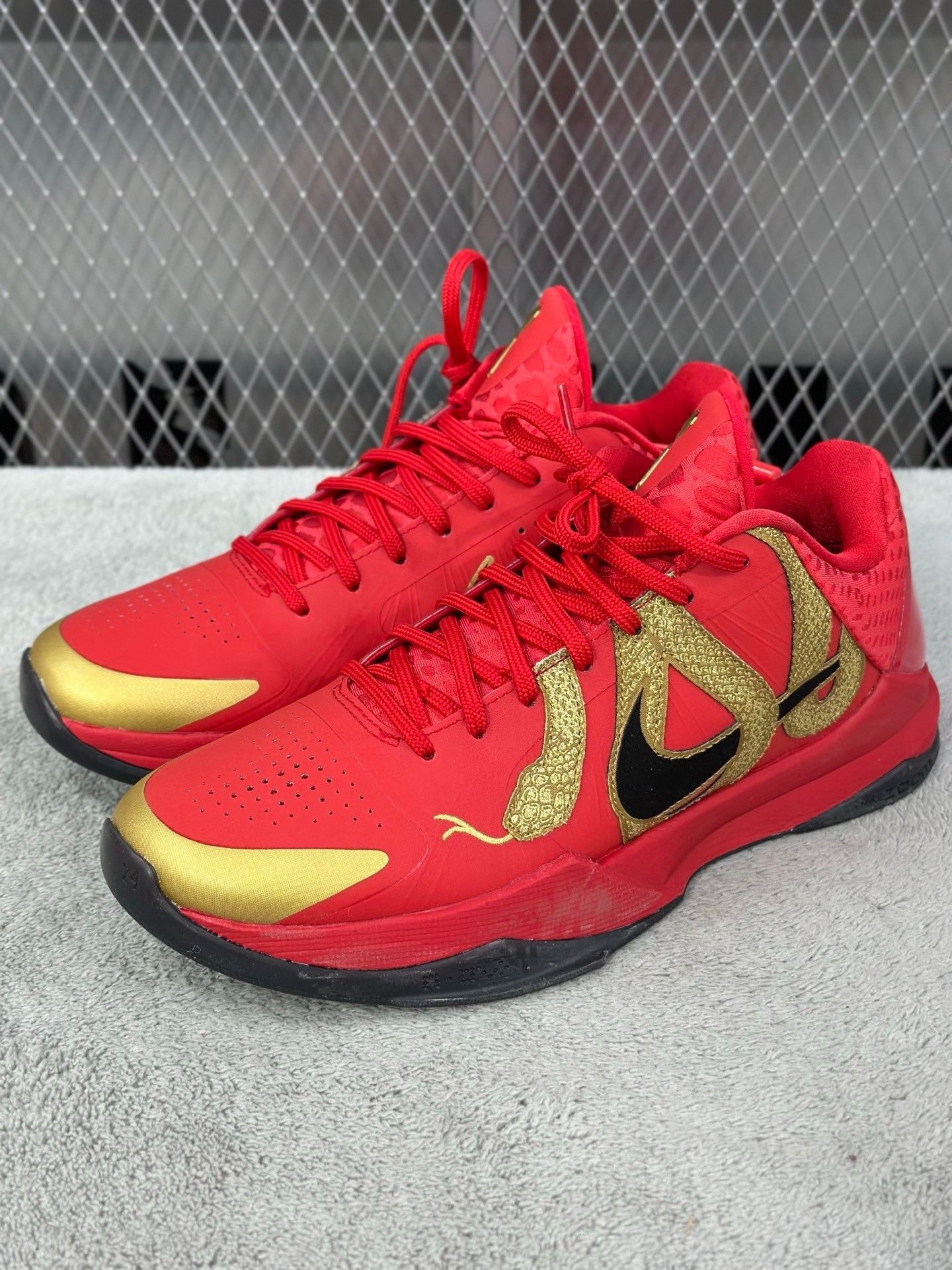 Nike Nike KOBE 5 Gold Lowtop Sneakers 42 Men Size US 9 / EU 42 - 1 Thumbnail