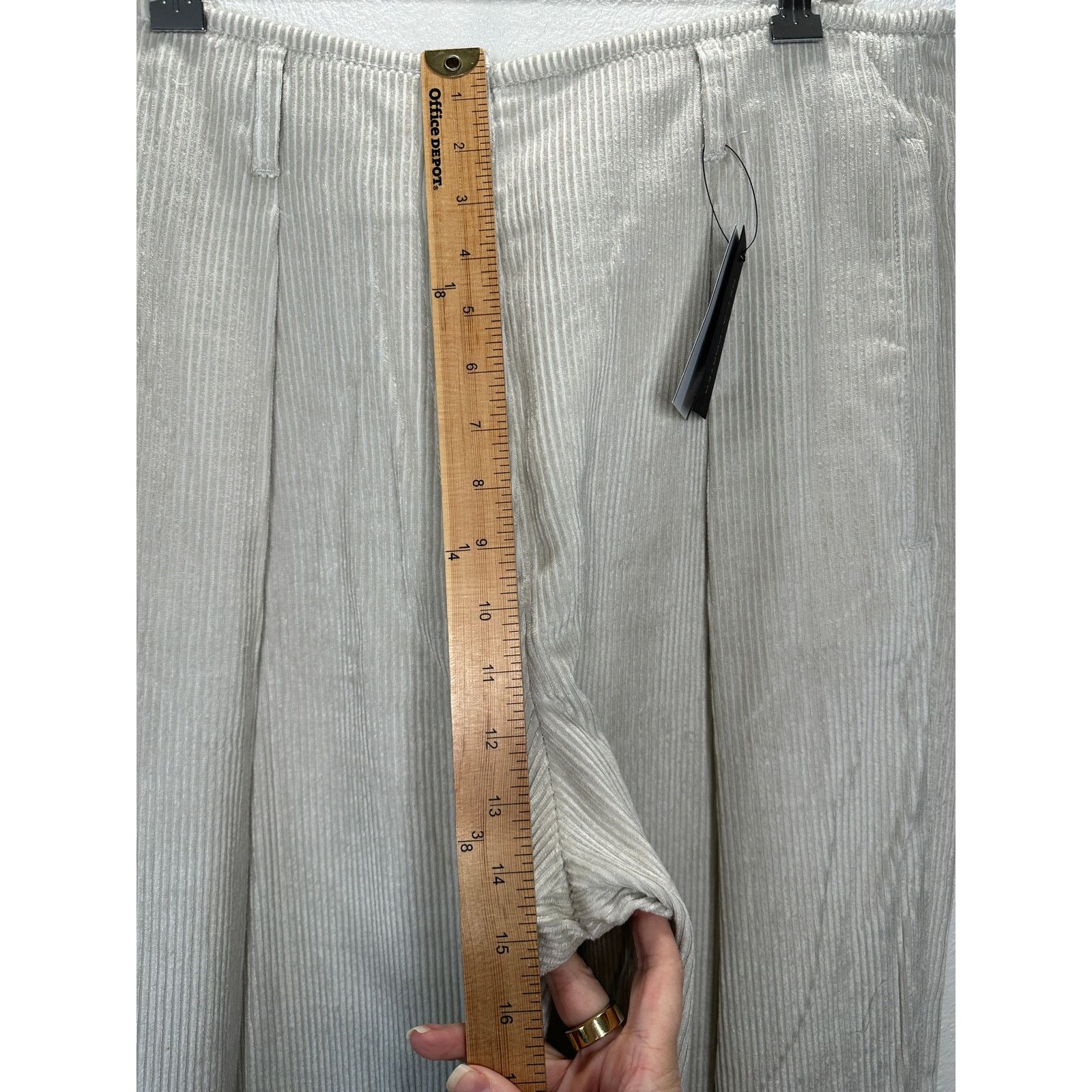 Brunello Cucinelli NWT Brunello Cucinelli Sand Beige Pleated Corduroy Pant 12 Size 34" / US 12 / IT 48 - 20 Thumbnail