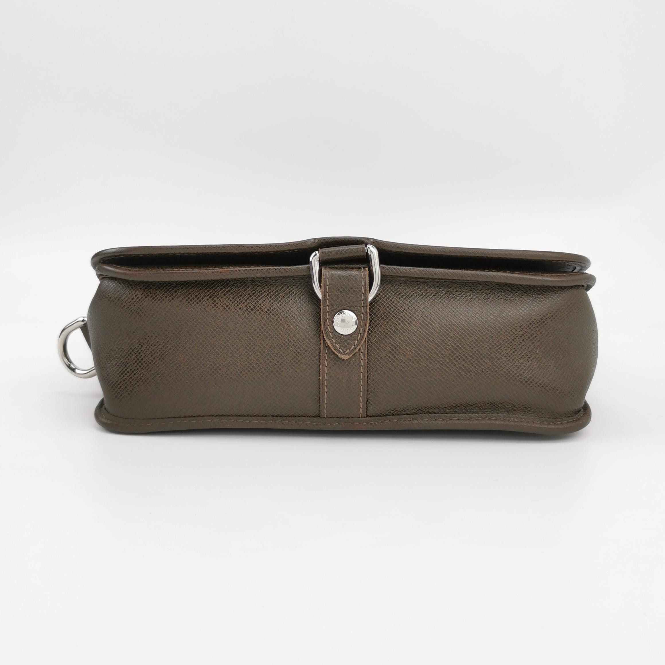 Louis Vuitton Louis Vuitton (LV) Cowhide Solid Color Flap Crossbody Bag - Size ONE SIZE - 1 Thumbnail