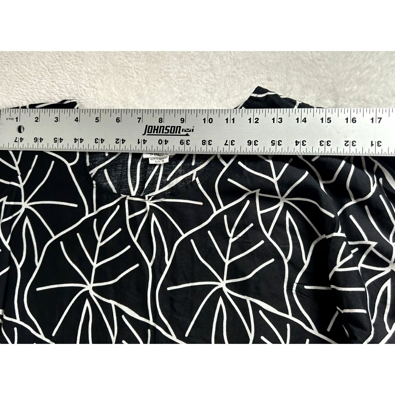 Vintage Hamakua Blouse Womens Batik Black White Monstera Leaf Print Ruche Sleeve Small NWOT Casual Shirt Americas Size S / US 4 / IT 40 - 6 Thumbnail
