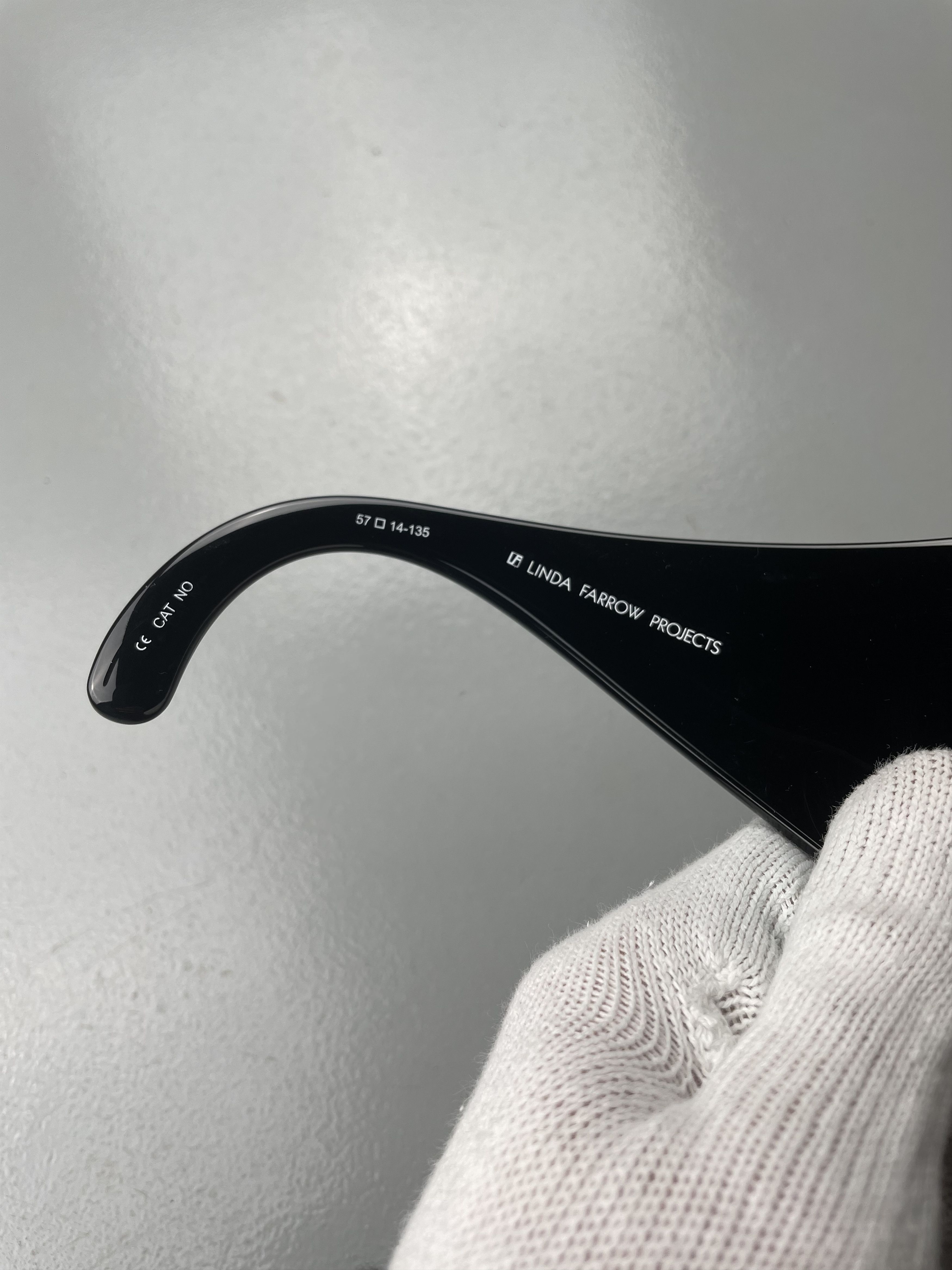 Jeremy Scott × Linda Farrow Linda Farrow X Jeremy Scott hands sunglasses (black) Size ONE SIZE - 6 Thumbnail