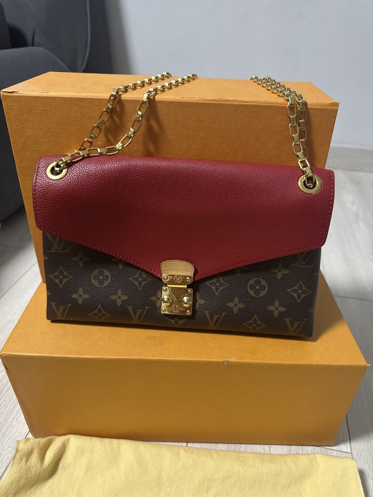 Louis Vuitton Louis Vuitton Monogram Canvas Red Leather Pallas Chain Size ONE SIZE - 1 Thumbnail